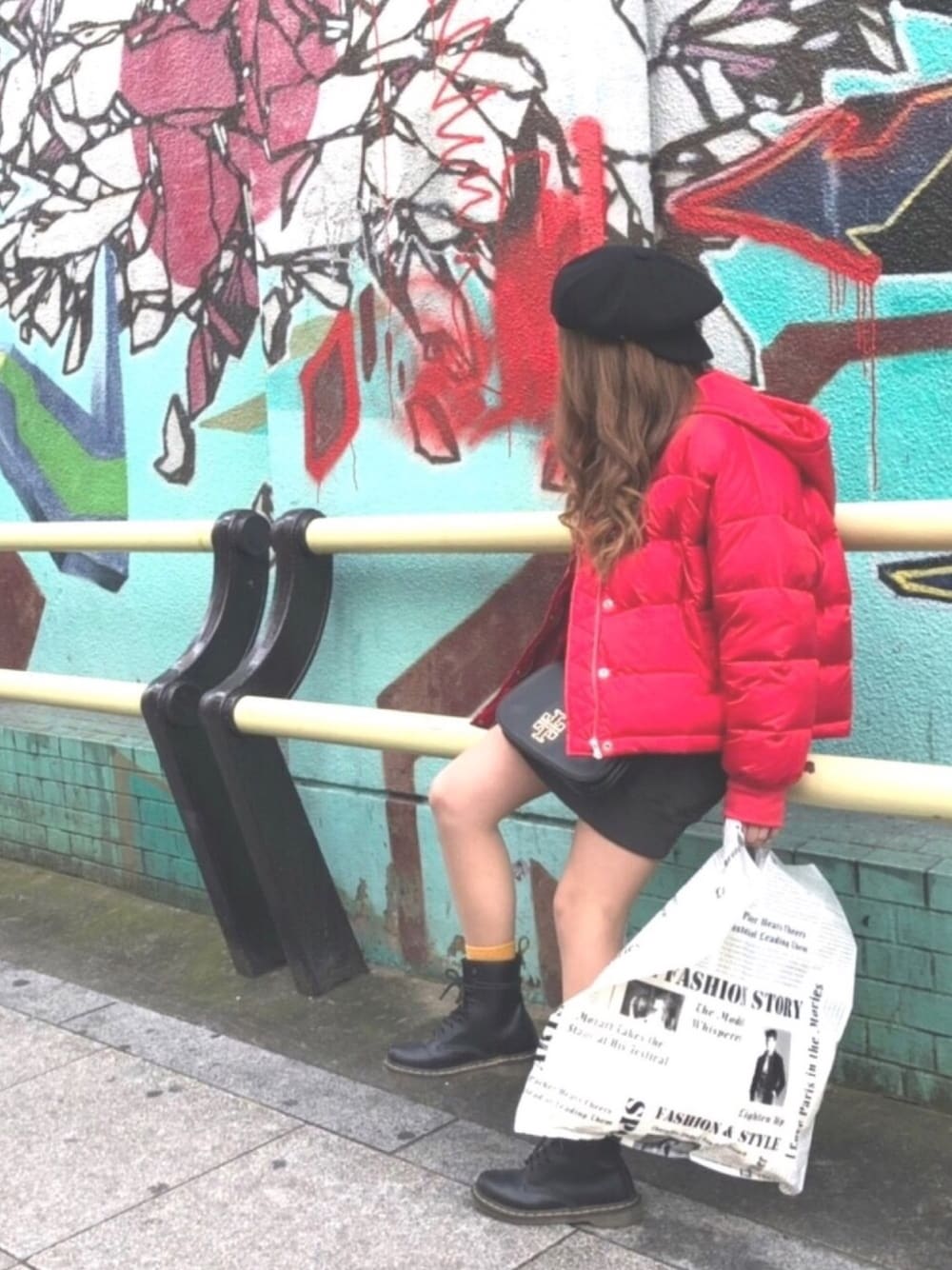 「ダウンジャケット、スウェット、赤、NEIGHBORHOOD、jouetie #カラーフードダウン、ドクターマーチン8ホール、KANGOL、おしゃれさんと繋がりたい、ビッグシルエット」｜「jouetieのカラーフードダウン（ダウンジャケット/コート、レッド系）」を使った、ANNAさん（レディース・152cm）の冬コーディネートの1枚目の写真
