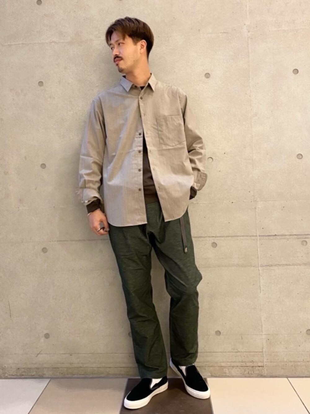 グリーン系のその他パンツ、ブラック系のスニーカー、ブラウン系のTシャツ/カットソーを着用したメンズの夏コーディネートの1枚目の写真