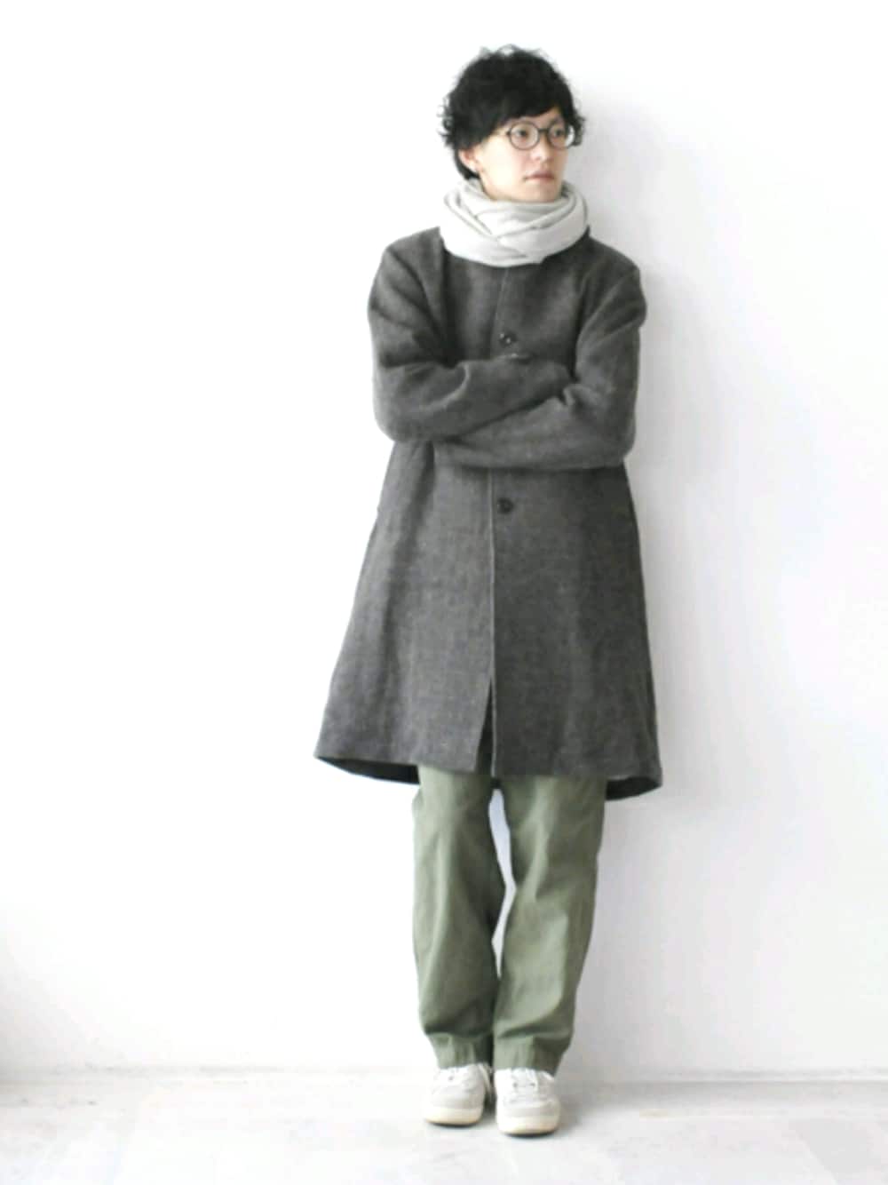 ブラウン系のステンカラーコート、グリーン系のその他パンツ、ベージュ系のストール/ショールを着用したメンズの冬コーディネートの1枚目の写真