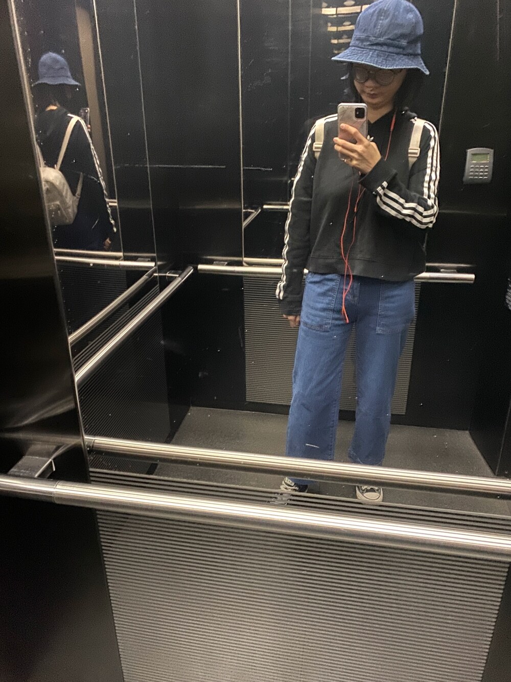 「ootd、休閒、日系極簡、NIKE、漁夫帽、街頭穿搭」｜「GAPのアイテム（デニムパンツ、ブルー系）」を使った、Amberさん（レディース・160cm）の冬コーディネートの1枚目の写真