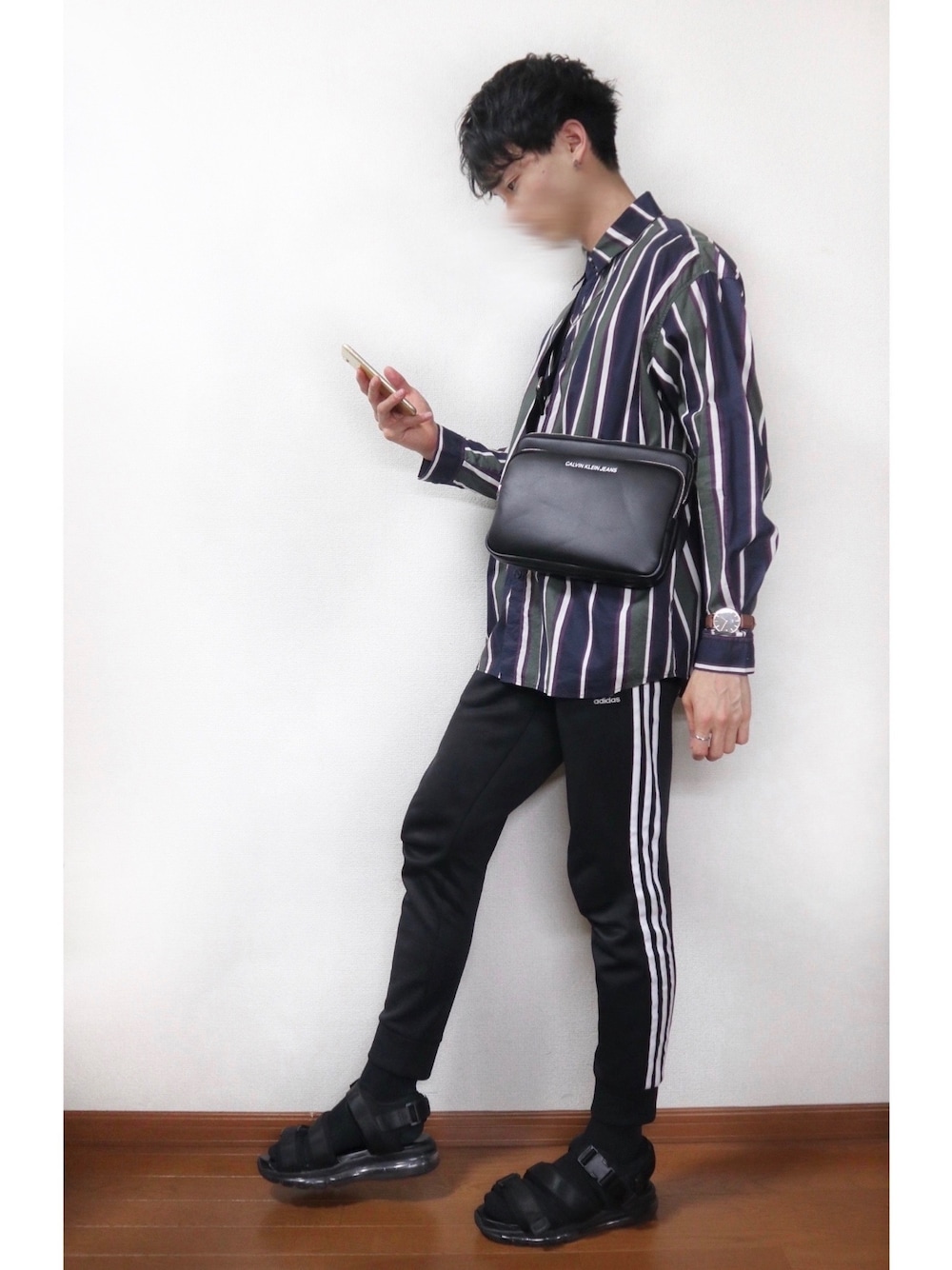 ブラック系のスウェットパンツ、ブルー系のシャツ/ブラウス、ブラック系のサンダルを着用したメンズの夏コーディネートの1枚目の写真