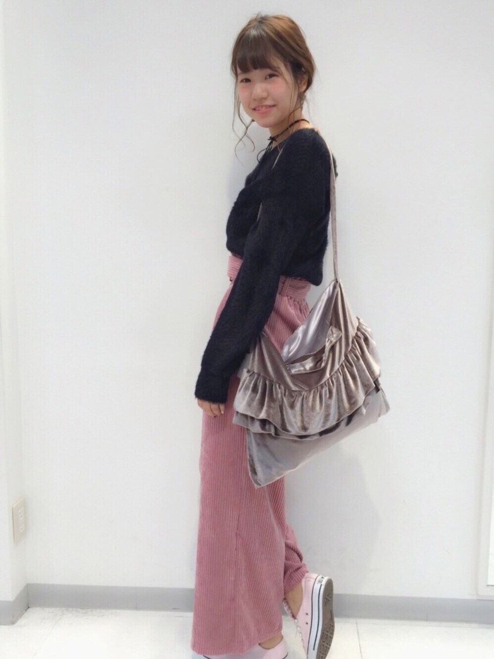 「ナイスクラップ、nice claup、one after another NICE CLAUP、フェザー、黒ニット、黒×ピンク、コーデュロイ、ワイドパンツ、ベロア、コンバース」｜「one after another NICE CLAUPのアイテム（トップス、ブラック系）」を使った、ま つ ゆ か ◡̈*さん（レディース・166cm）の冬コーディネートの1枚目の写真
