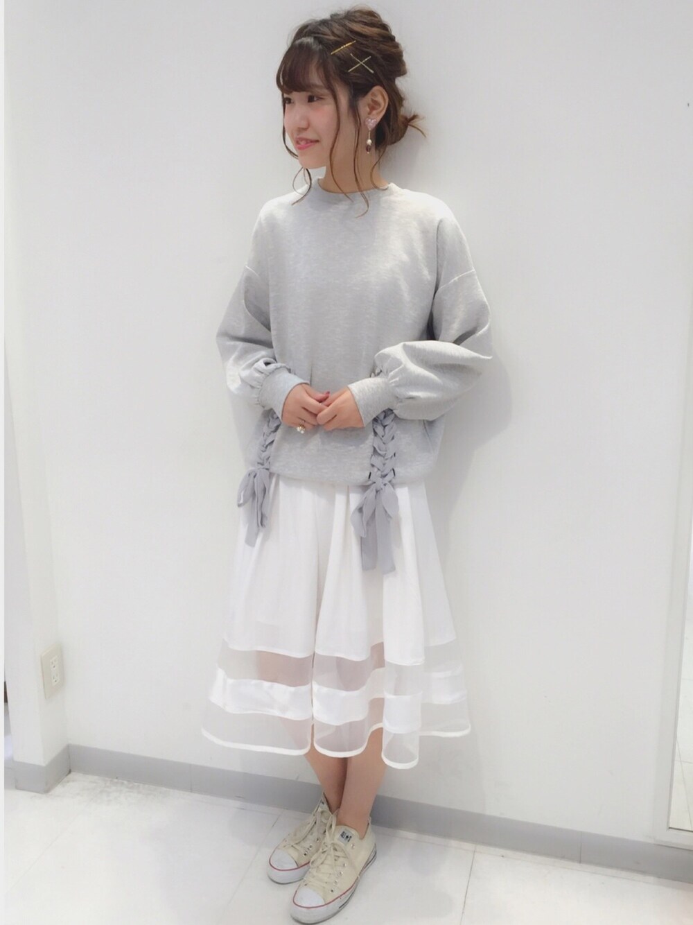 「ナイスクラップ、nice claup、one after another NICE CLAUP、春コーデ、ラフ、カジュアルガーリー、レースアップ、トレーナー、シアースカート、スニーカー」｜「one after another NICE CLAUPのリボンビッグトレーナー（スウェット、グレー系）」を使った、ま つ ゆ か ◡̈*さん（レディース・166cm）の春コーディネートの1枚目の写真