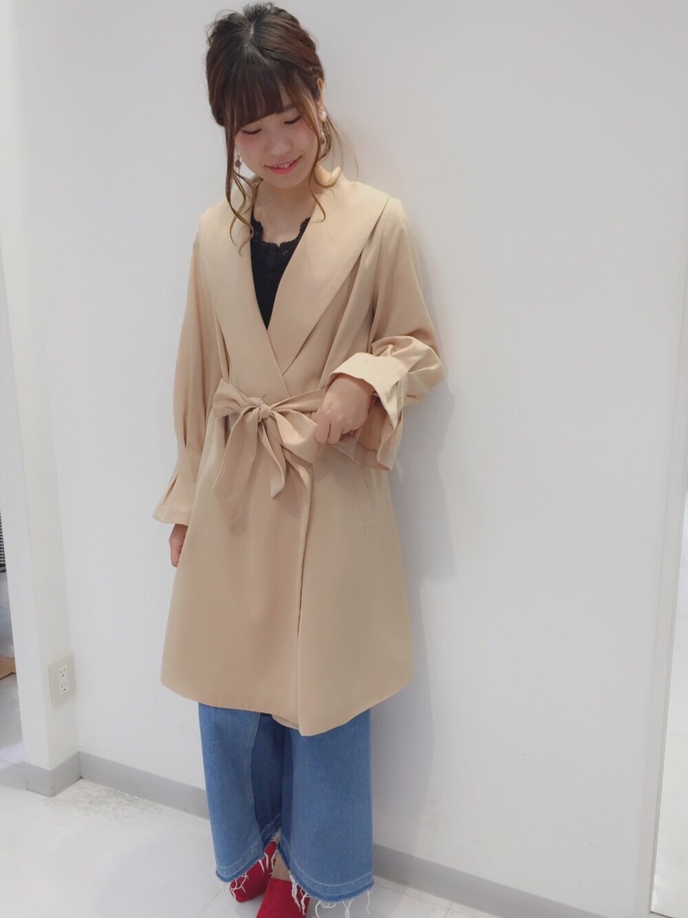 「ナイスクラップ、nice claup、one after another NICE CLAUP、キレイめ、fashion、はるコーデ、トレンチコート、デニム、オープントゥ、サンダル」｜「one after another NICE CLAUPの総レース半袖T（Tシャツ/カットソー、ブラック系）」を使った、ま つ ゆ か ◡̈*さん（レディース・166cm）の春コーディネートの1枚目の写真