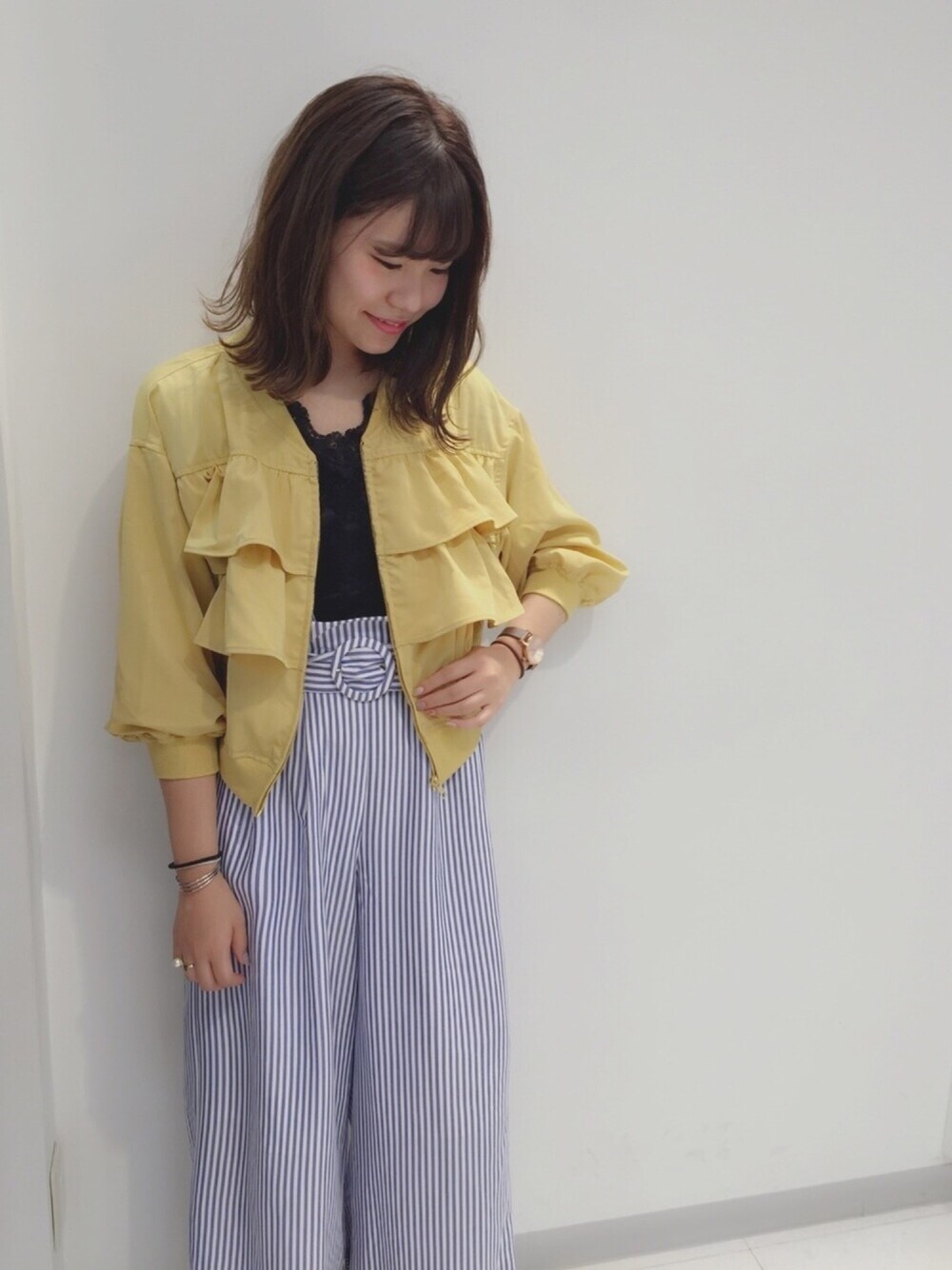 「ナイスクラップ、nice claup、one after another NICE CLAUP、はるコーデ、イエロー、ベルイエロー、フリルブルゾン、ストライプ、ワイドパンツ、レトロ、美女と野獣キャンペーン」｜「one after another NICE CLAUPの総レース半袖T（Tシャツ/カットソー、ブラック系）」を使った、ま つ ゆ か ◡̈*さん（レディース・166cm）の春コーディネートの1枚目の写真
