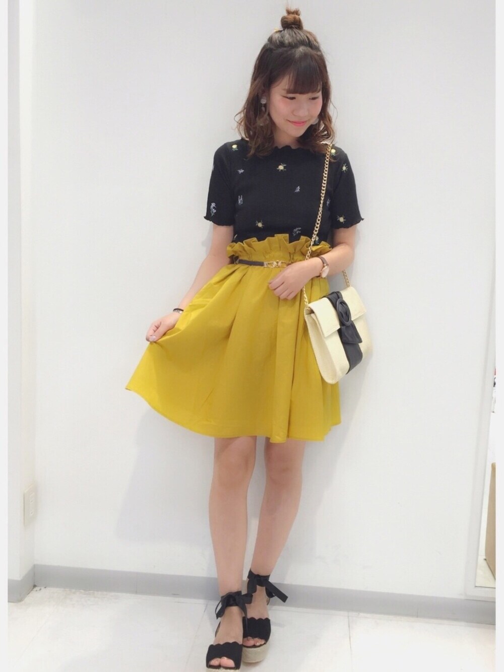 「ナイスクラップ、nice claup、one after another NICE CLAUP、ootd、大人ガーリー、夏コーデ、刺繍、スカート、ベルイエロー、サンダル」｜「one after another NICE CLAUPのヴィンテージボタンベルトスカート（スカート、イエロー系）」を使った、ま つ ゆ か ◡̈*さん（レディース・166cm）の春コーディネートの1枚目の写真
