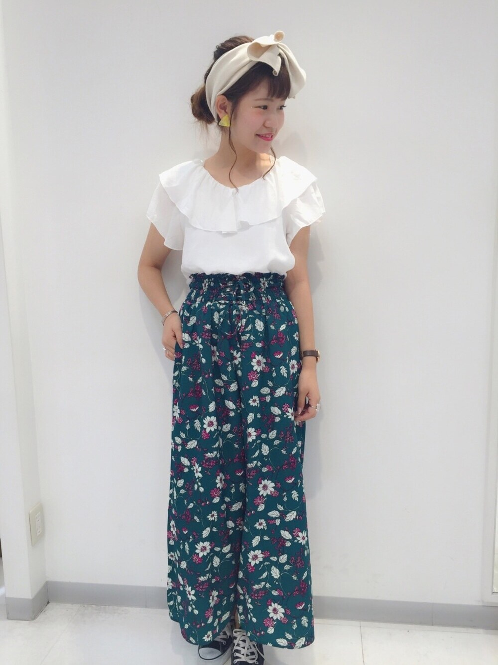 「ナイスクラップ、nice claup、one after another NICE CLAUP、夏コーデ、きれいめカジュアル、ブラウス、花柄パンツ、ワイドパンツ、ターバン、スニーカー」｜「one after another NICE CLAUPのゆらひらブラウス（シャツ/ブラウス、ホワイト系）」を使った、ま つ ゆ か ◡̈*さん（レディース・166cm）の夏コーディネートの1枚目の写真