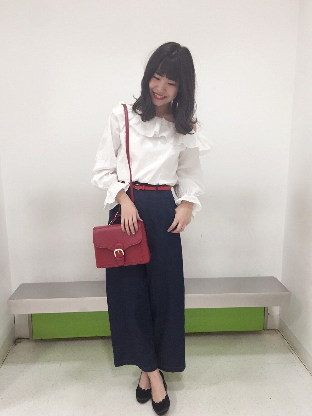 「ナイスクラップ、nice claup、one after another NICE CLAUP、春コーデ、ワンショルダー、ブラウス、デニムパンツ、ワイドパンツ、大人カジュアル」｜「one after another NICE CLAUPのフリルワンショルダーブラウス（シャツ/ブラウス、ホワイト系）」を使った、ま つ ゆ か ◡̈*さん（レディース・166cm）の春コーディネートの1枚目の写真