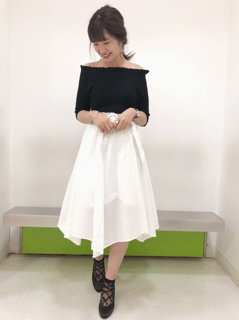 「ナイスクラップ、nice claup、one after another NICE CLAUP、オフショル、オフショルダー、スカート、ヘムスカート、モノトーンコーデ、黒、春夏コーデ」｜「one after another NICE CLAUPのフリルオフショルリブニット（ニット/セーター、ブラック系）」を使った、ま つ ゆ か ◡̈*さん（レディース・166cm）の春コーディネートの1枚目の写真