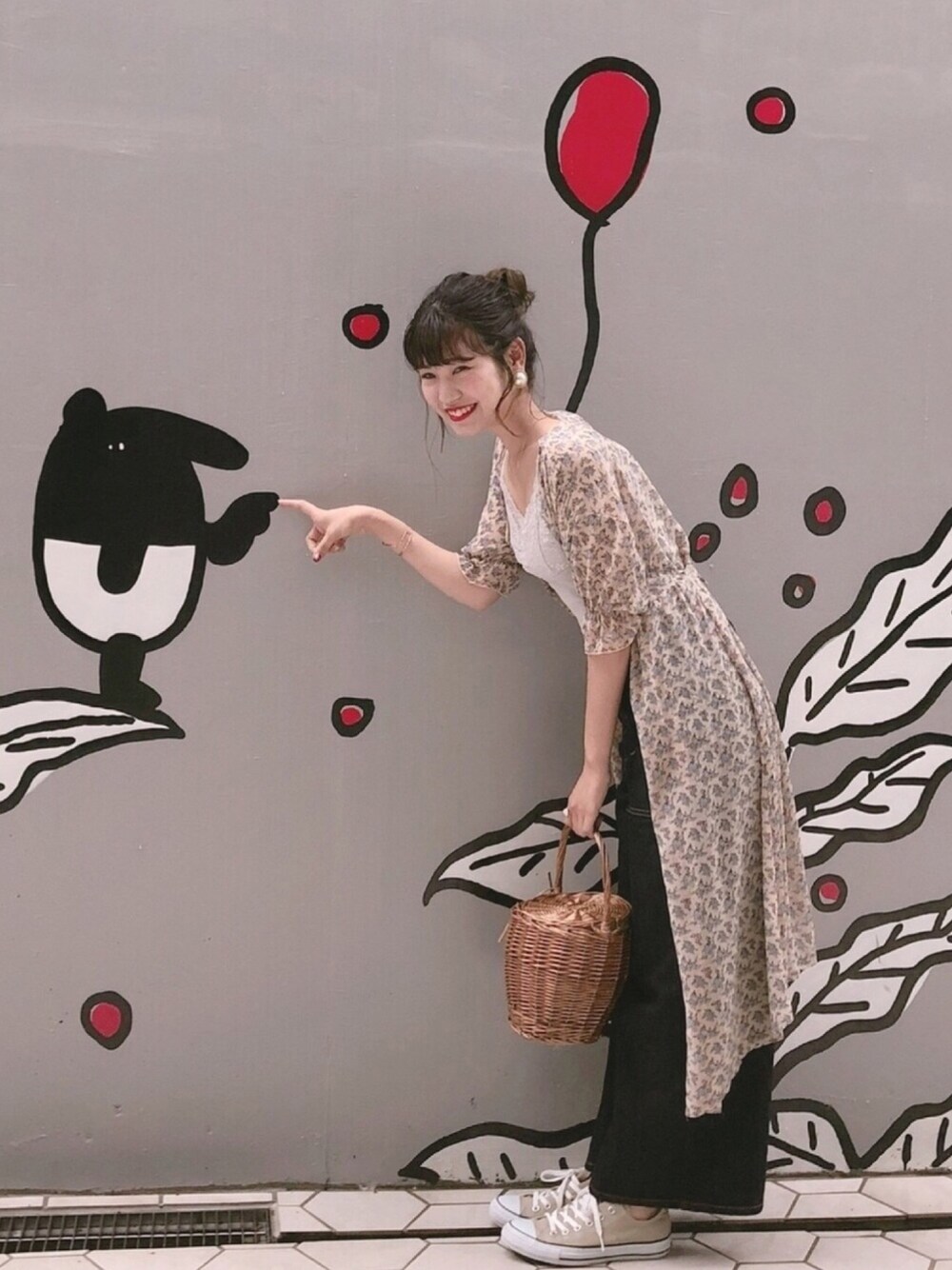 「カフェ、ナイスクラップ、nice claup、GU、RETRO GIRL、プチプラコーデ、花柄ワンピース、花柄ｶﾞｳﾝ、ベージュコンバース、かごバッグ」｜「one after another NICE CLAUPのnewおんなっぽレースキャミ（キャミソール、ホワイト系）」を使った、ま つ ゆ か ◡̈*さん（レディース・166cm）の夏コーディネートの1枚目の写真