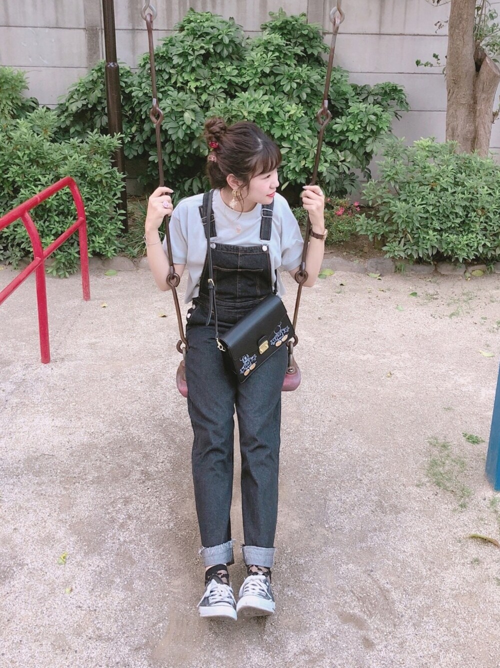 グレー系のTシャツ/カットソー、ブラック系のバッグ、ブラック系のスニーカーを着用したレディースの夏コーディネートの1枚目の写真