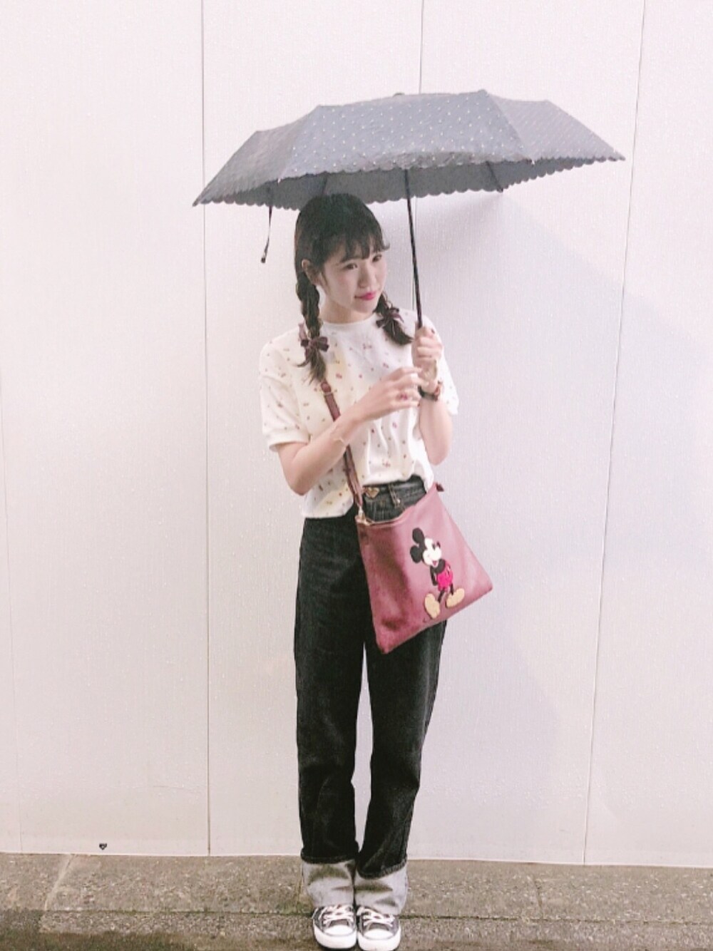 「雨の日コーデ、ナイスクラップ、nice claup、one after another NICE CLAUP、大人カジュアル、サーマル、デニムパンツ、ストレートデニム、おしゃれさんと繋がりたい、スニーカー女子」｜「one after another NICE CLAUPの【近藤千尋さんコラボ】デニムパンツ（デニムパンツ、ブラック系）」を使った、ま つ ゆ か ◡̈*さん（レディース・166cm）の夏コーディネートの1枚目の写真