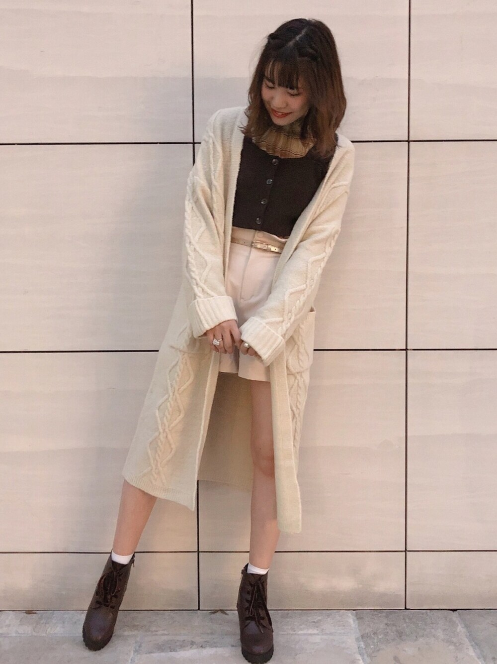 「ナイスクラップ、nice claup、one after another NICE CLAUP、ケーブルニット、ロングカーディガン、ニットカーディガン、ビスチェ、ショートパンツ、ショートブーツ」｜「one after another NICE CLAUPのケーブルロングカーディガン（カーディガン/ボレロ、ホワイト系）」を使った、ま つ ゆ か ◡̈*さん（レディース・166cm）の秋コーディネートの1枚目の写真