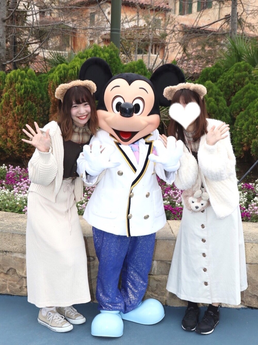 「ディズニー、ディズニーコーデ、ダッフィー、ダッフィーコーデ、ミッキー、グリーティング、ビスチェ、ケーブルニット、スニーカー、タイトスカート」｜「one after another NICE CLAUPのケーブルニットパーカー（カーディガン/ボレロ、ホワイト系）」を使った、ま つ ゆ か ◡̈*さん（レディース・166cm）の春コーディネートの1枚目の写真