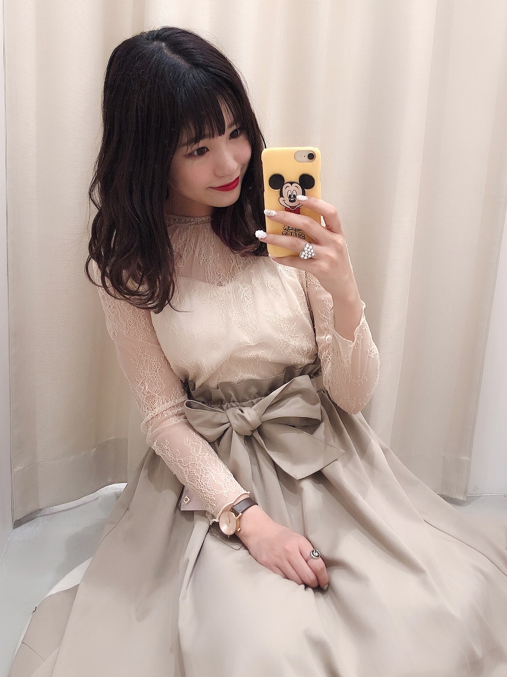 ベージュ系のワンピース、ゴールド系のアナログ腕時計を着用したレディースの春コーディネートの1枚目の写真