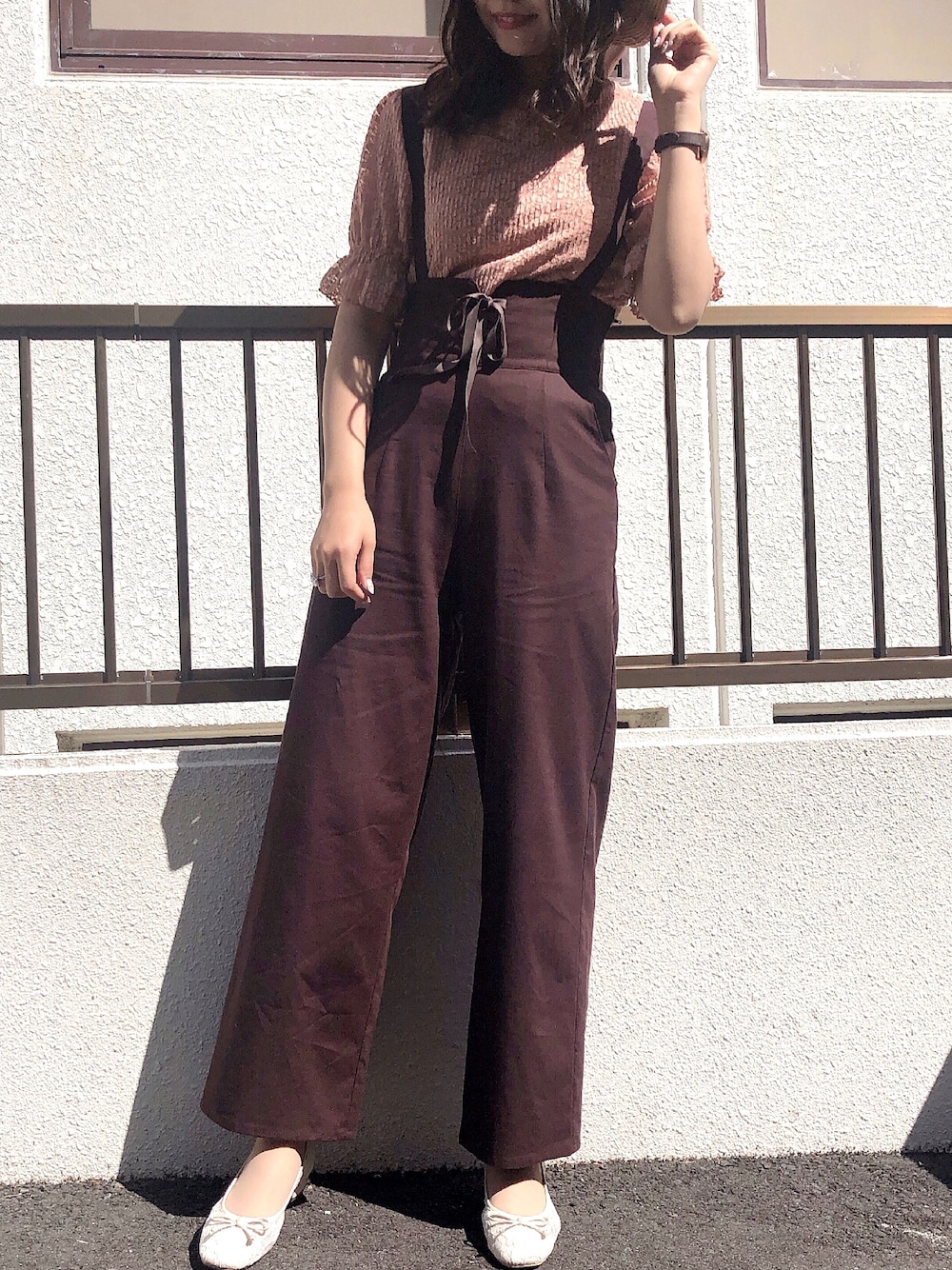 ブラウン系のその他パンツ、ホワイト系のバレエシューズ、オレンジ系のTシャツ/カットソーを着用したレディースの春コーディネートの1枚目の写真