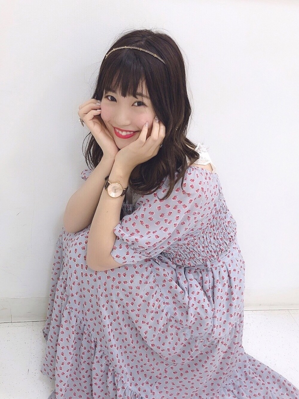 ブルー系のワンピース/ドレス、ゴールド系のアナログ腕時計を着用したレディースの春コーディネートの1枚目の写真