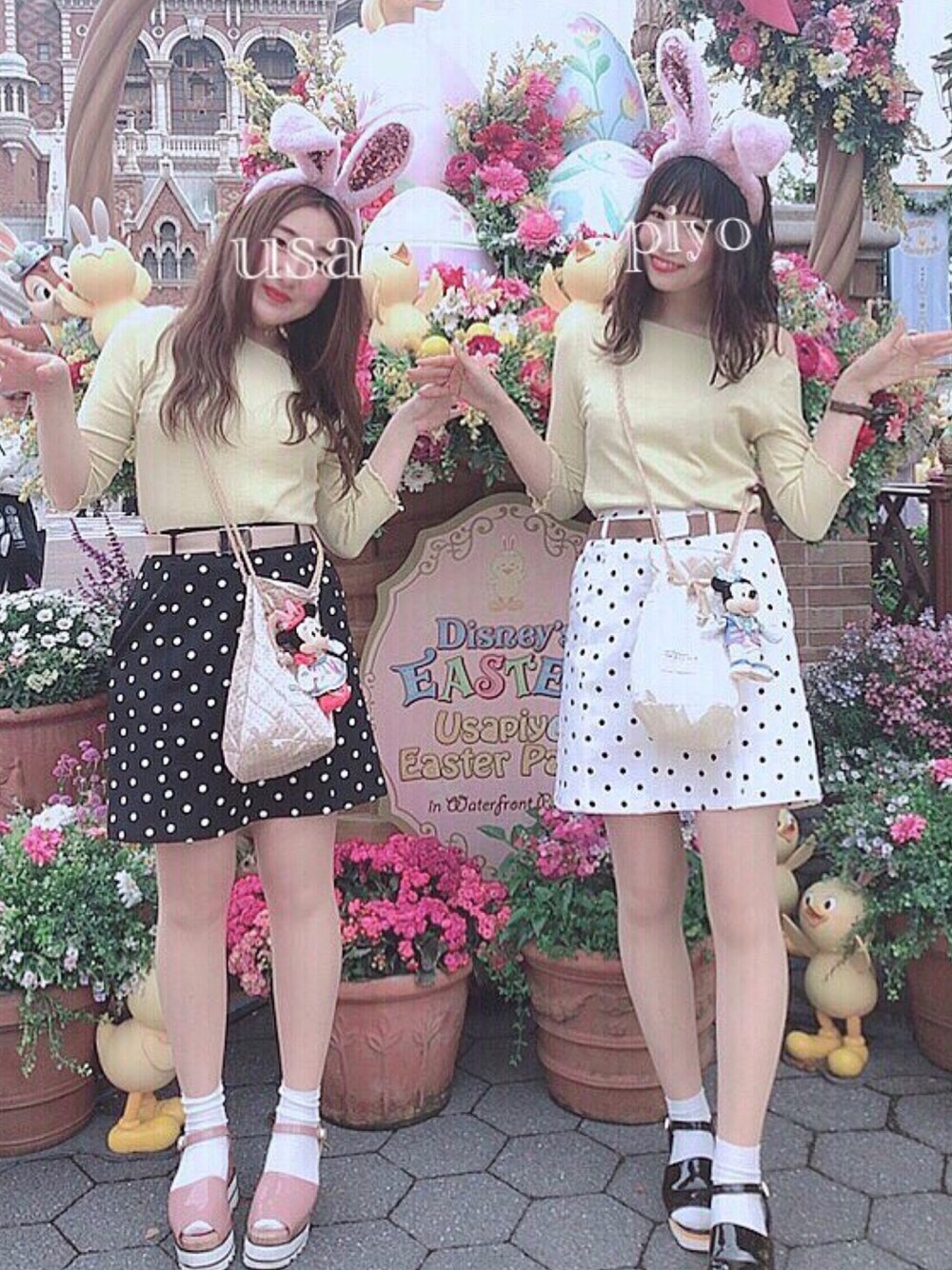 イエロー系のTシャツ/カットソー、ホワイト系のスカートを着用したレディースの夏コーディネートの1枚目の写真