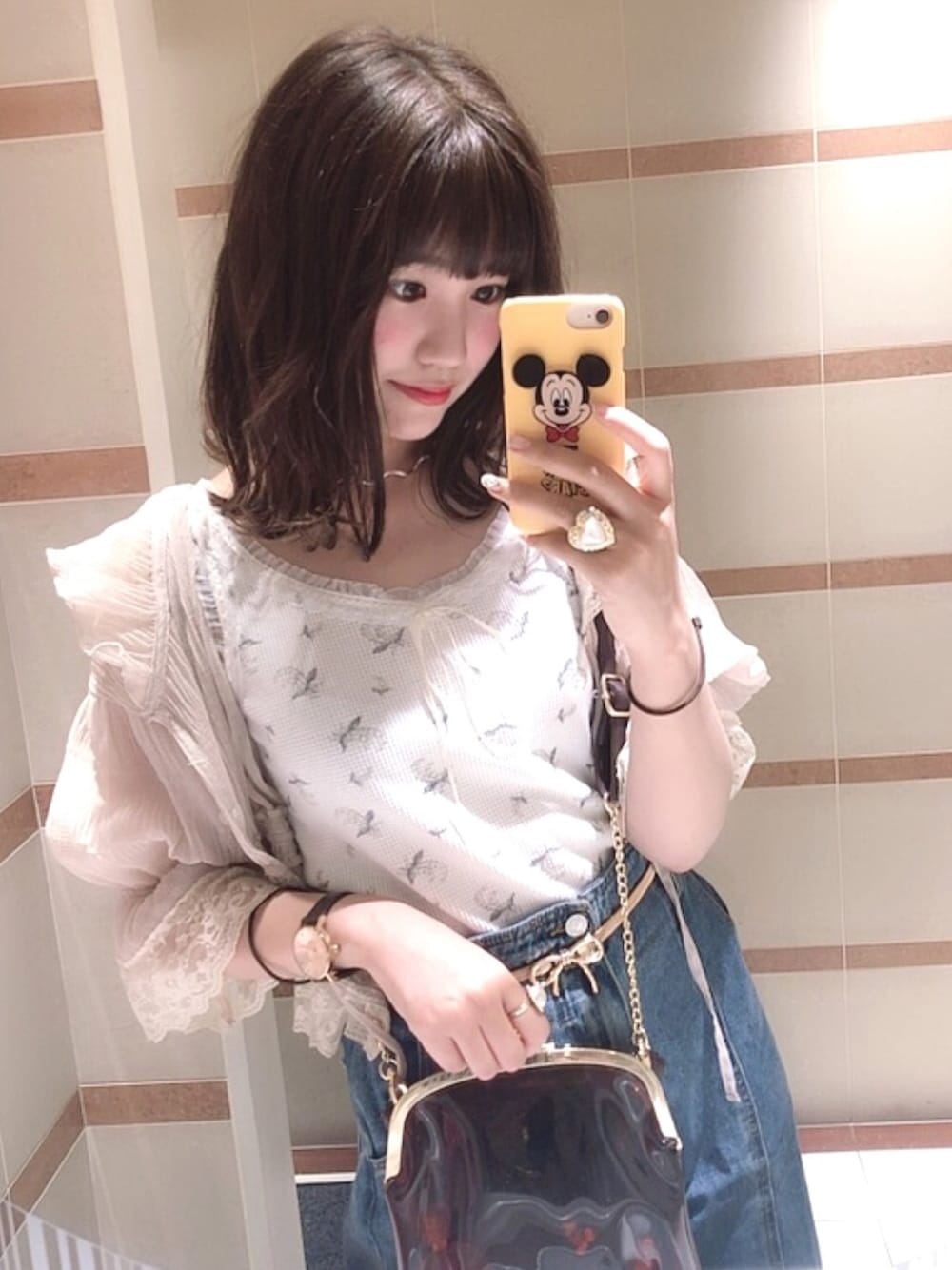 ブラウン系のシャツ/ブラウス、その他のタンクトップ、ブルー系のデニムパンツを着用したレディースの夏コーディネートの1枚目の写真