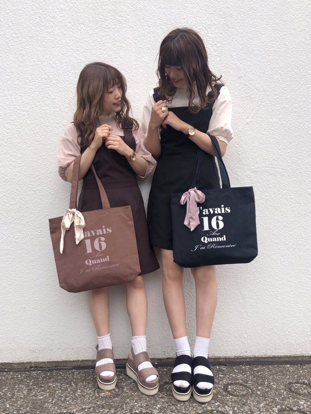 「ナイスクラップ、nice claup、one after another NICE CLAUP、夏コーデ、おそろいコーデ、双子コーデ、ジャンパースカート、トートバッグ、厚底サンダル、韓国ファッション」｜「one after another NICE CLAUPのミニ丈ジャンパースカート（ジャンパースカート、ブラック系）」を使った、ま つ ゆ か ◡̈*さん（レディース・167cm）の夏コーディネートの1枚目の写真