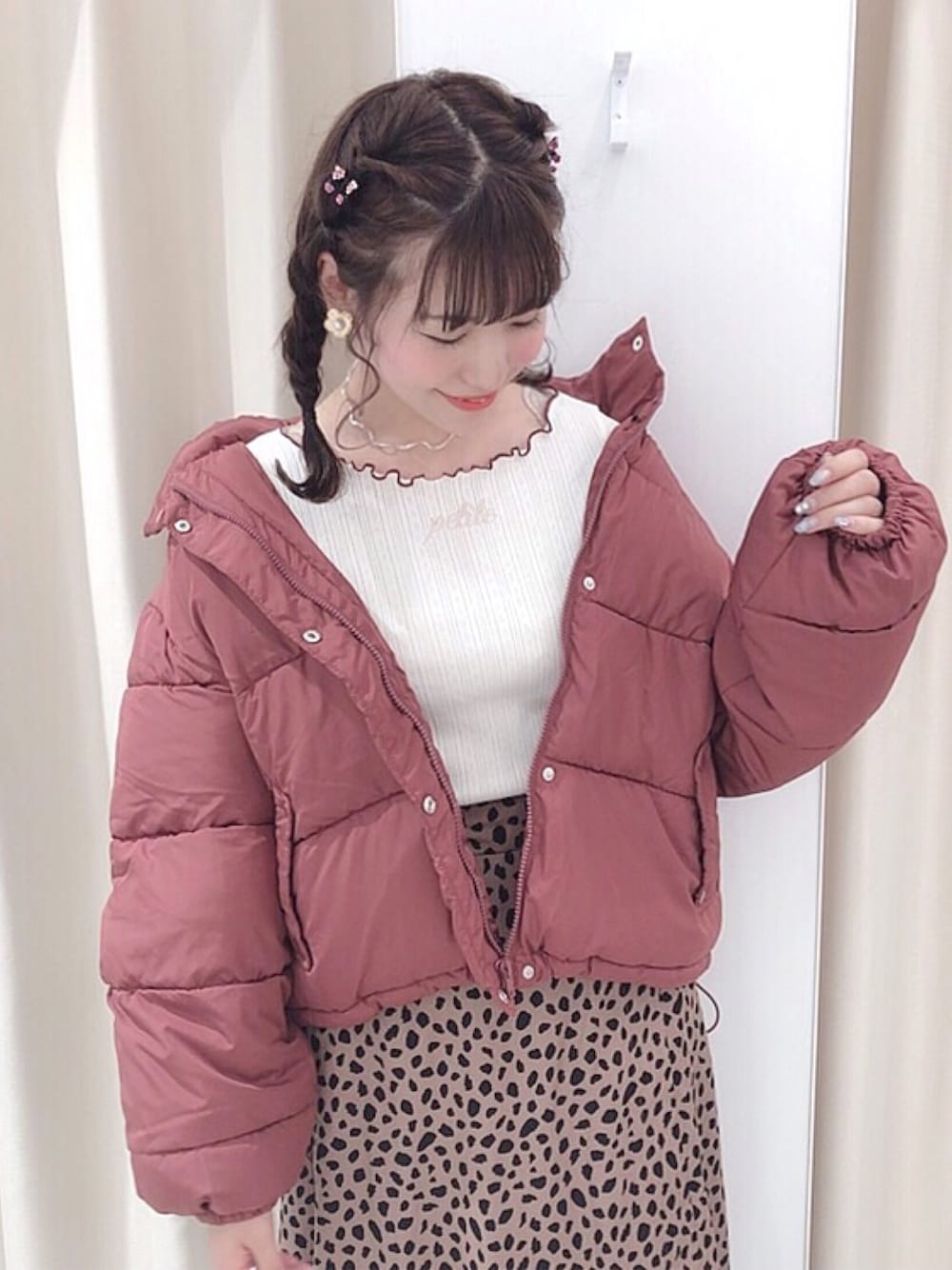 ブラウン系のダウンジャケット/コート、ベージュ系のスカートを着用したレディースの秋コーディネートの1枚目の写真