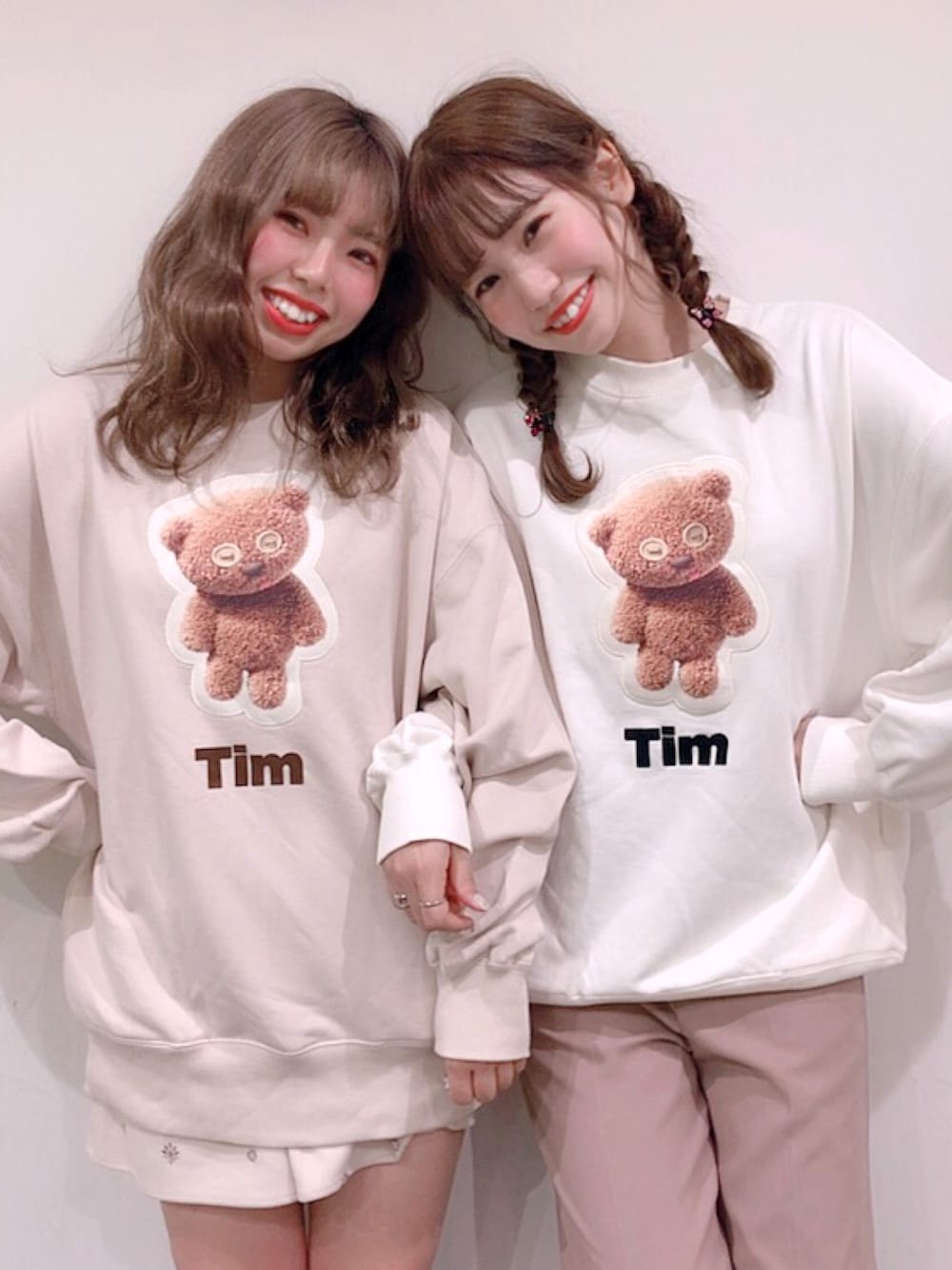 ホワイト系のTシャツ/カットソー、ピンク系のその他パンツを着用したレディースの冬コーディネートの1枚目の写真