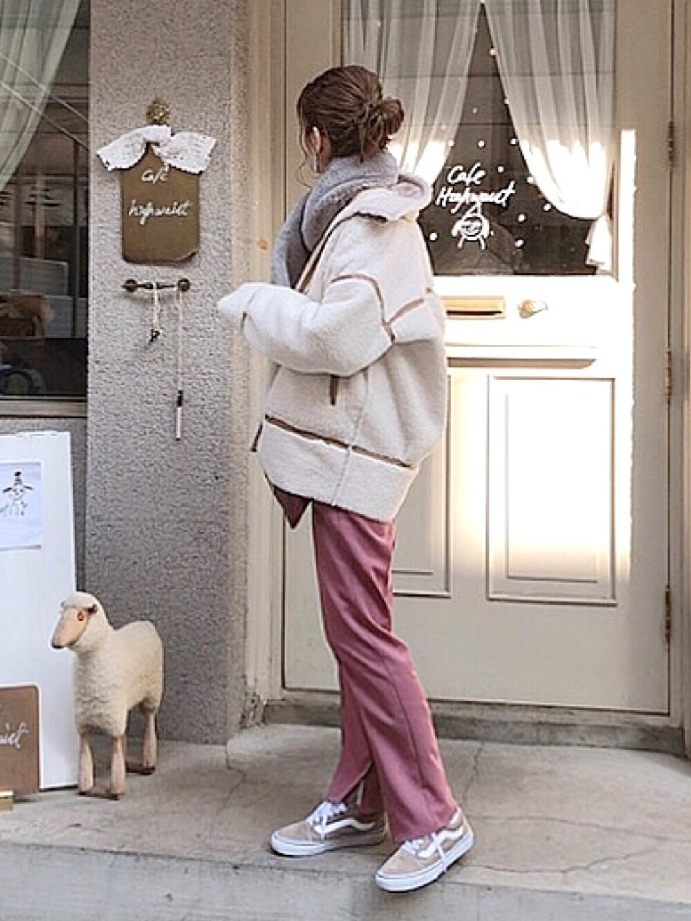 「ナイスクラップ、nice claup、one after another NICE CLAUP、韓国ファッション、ボンバージャケット、ボアジャケット、大人カジュアル、カラーパンツ、スラックス、スニーカー」｜「one after another NICE CLAUPのリバーシブルボンバージャケット（ダッフルコート、ホワイト系）」を使った、ま つ ゆ か ◡̈*さん（レディース・167cm）の冬コーディネートの1枚目の写真