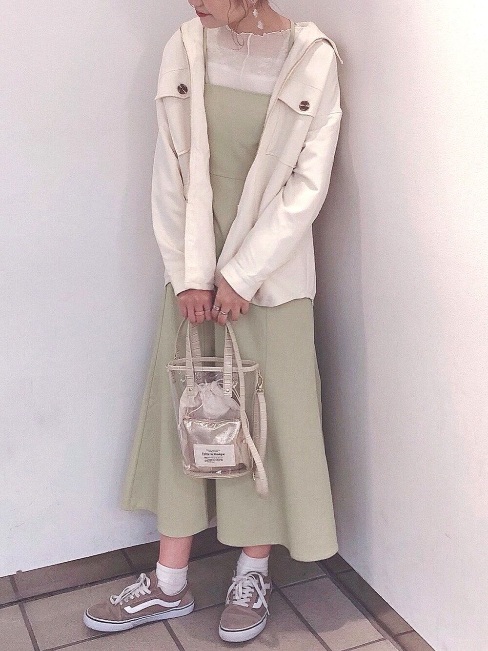 「ナイスクラップ、nice claup、one after another NICE CLAUP、ジャンスカ、ジャンパースカート、ワンピース、ロングワンピース、CPOジャケット、春コーデ、スニーカーコーデ」｜「one after another NICE CLAUPのCPOシャツジャケット（ブルゾン、ホワイト系）」を使った、ま つ ゆ か ◡̈*さん（レディース・167cm）の春コーディネートの1枚目の写真