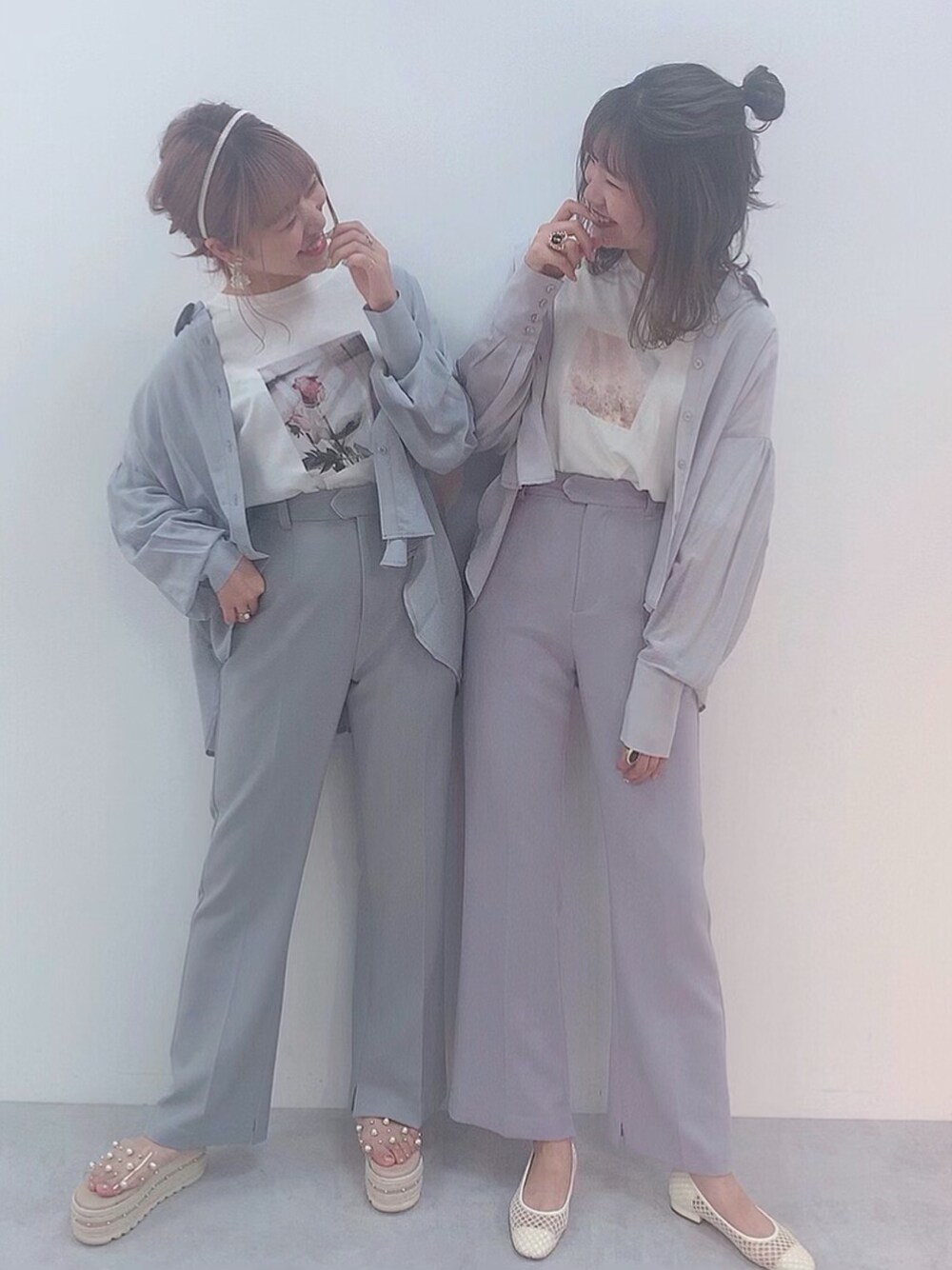 ホワイト系のTシャツ/カットソー、パープル系のスラックス、その他のサンダルを着用したレディースの春コーディネートの1枚目の写真