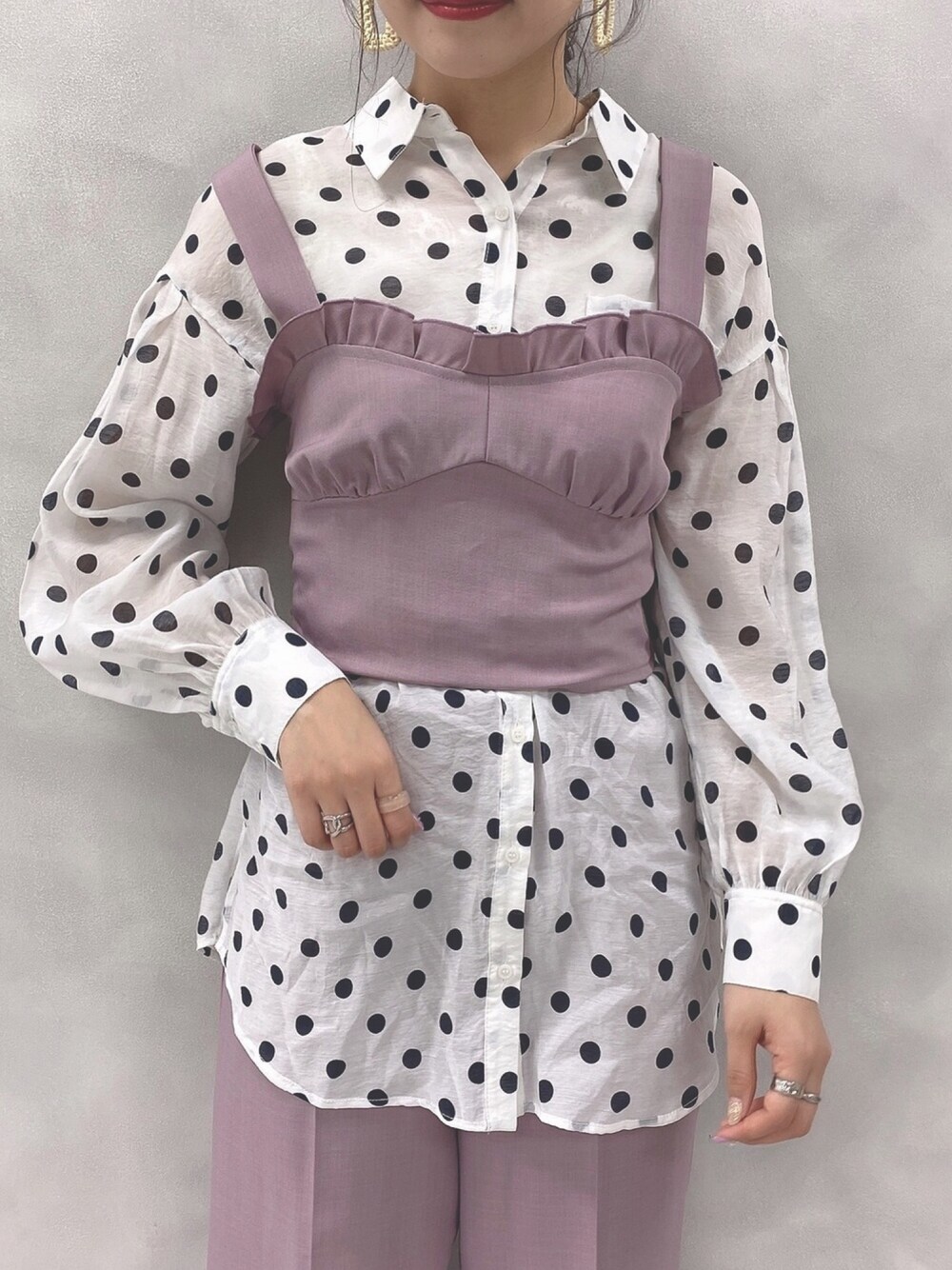 その他のシャツ/ブラウス、パープル系のその他トップスを着用したレディースの春コーディネートの1枚目の写真