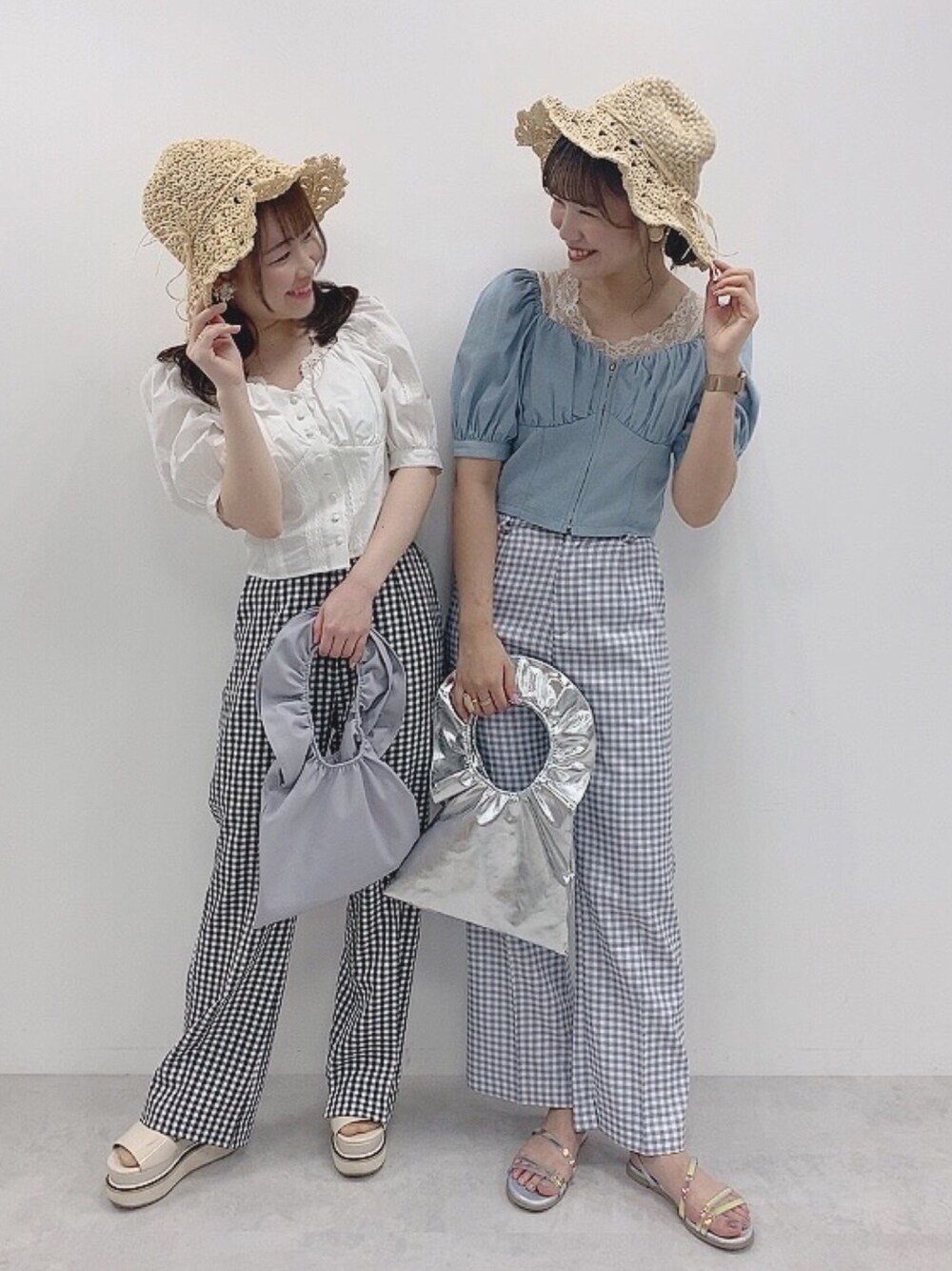 「ナイスクラップ、nice claup、one after another NICE CLAUP、春コーデ、双子コーデ、おそろいコーデ、ギンガムチェック、スラックス、夏コーデ、麦わら帽子」｜「one after another NICE CLAUPのアソートスラックスパンツ（スラックス、ブルー系）」を使った、ま つ ゆ か ◡̈*さん（レディース・167cm）の春コーディネートの1枚目の写真