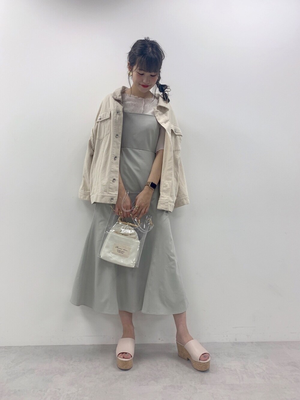 「ナイスクラップ、nice claup、one after another NICE CLAUP、シンプルコーデ、オトナカジュアル、春夏コーデ、おしゃれさんと繋がりたい、大人コーデ、ジャンパースカート、サンダル」｜「one after another NICE CLAUPのインナーセットジャンパースカート（ジャンパースカート、ブルー系）」を使った、ま つ ゆ か ◡̈*さん（レディース・167cm）の春コーディネートの1枚目の写真