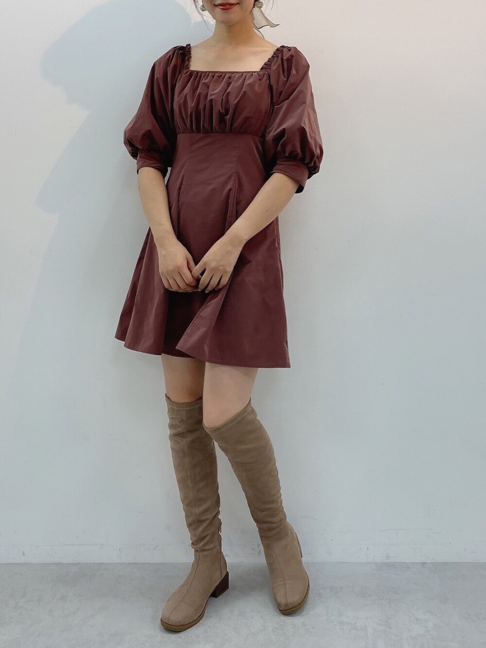 「ナイスクラップ、nice claup、one after another NICE CLAUP、秋コーデ、ワンピース、ミニワンピ、チュニック、ブラウン、大人ガーリー、ロングブーツ」｜「one after another NICE CLAUPのパフスリーブミニワンピース（ワンピース、ブラウン系）」を使った、ま つ ゆ か ◡̈*さん（レディース・167cm）の夏コーディネートの1枚目の写真