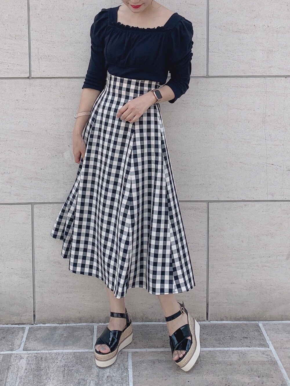 「ナイスクラップ、大人ガーリー、モノトーン、モノトーンコーデ、パフスリーブ、ロングスカート、フレアスカート、ギンガムチェック、厚底サンダル、秋のコーデ」｜「one after another NICE CLAUPの袖コンシャスバックリボンプルオーバー（Tシャツ/カットソー、ブラック系）」を使った、ま つ ゆ か ◡̈*さん（レディース・167cm）の秋コーディネートの1枚目の写真