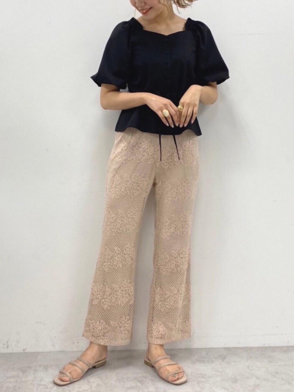 「ナイスクラップ、NICECLAUP、one after another NICE CLAUP、大人カジュアル、秋コーデ、秋服、カジュアルコーデ、パンツスタイル、レースパンツ、ボリューム袖」｜「one after another NICE CLAUPのレースパンツ（その他パンツ、ベージュ系）」を使った、ま つ ゆ か ◡̈*さん（レディース・167cm）の秋コーディネートの1枚目の写真
