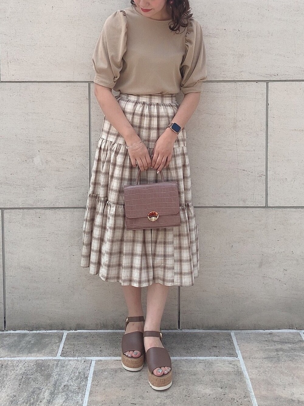 「ナイスクラップ、one after another NICE CLAUP、秋コーデ、秋服、大人ガーリー、ベージュコーデ、ワントーンコーデ、チェックスカート、ティアード、パフスリーブ」｜「one after another NICE CLAUPのバックリボン袖ボリュームテレコトップス（Tシャツ/カットソー、ベージュ系）」を使った、ま つ ゆ か ◡̈*さん（レディース・167cm）の秋コーディネートの1枚目の写真