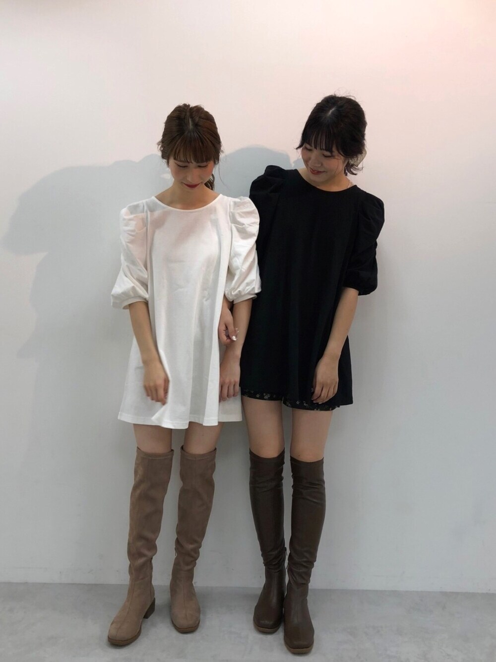「ナイスクラップ、one after another NICE CLAUP、秋服、秋のコーデ、おそろいコーデ、双子コーデ、ニーハイブーツ、ロングブーツ、チュニック、オトナ女子」｜「one after another NICE CLAUPの袖ギャザーチュニック（ワンピース、ホワイト系）」を使った、ま つ ゆ か ◡̈*さん（レディース・167cm）の秋コーディネートの1枚目の写真