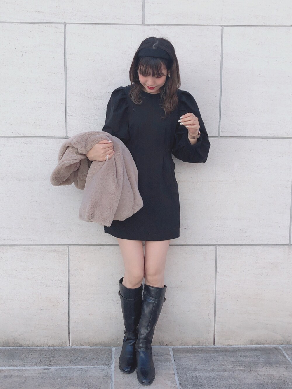 「ナイスクラップ、秋コーデ、オトナ女子、高身長女子、ワンピース、ブラックコーデ、ロングブーツ、パフスリーブ、ファーコート、カチューシャ」｜「one after another NICE CLAUPのタックミニワンピース（ワンピース、ブラック系）」を使った、ま つ ゆ か ◡̈*さん（レディース・167cm）の秋コーディネートの1枚目の写真