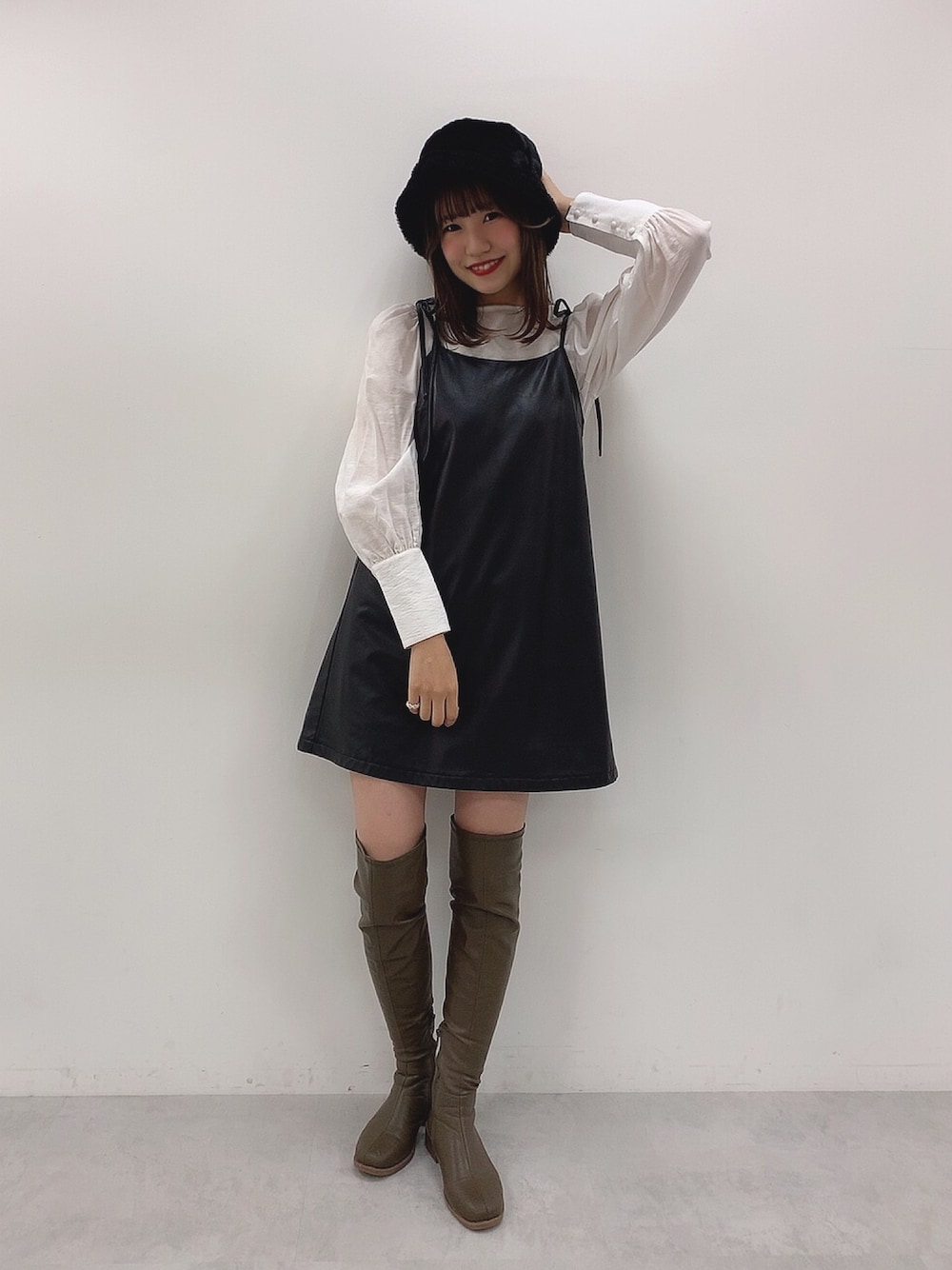 「ナイスクラップ、韓国ファッション、レザー、ジャンスカ、ジャンパースカート、オトナ女子、モノトーンコーデ、ニーハイブーツ、ロングブーツ、お洒落さんとつながりたい」｜「one after another NICE CLAUPのブラウスセットキャミワンピース（ワンピース、ブラック系）」を使った、ま つ ゆ か ◡̈*さん（レディース・167cm）の秋コーディネートの1枚目の写真