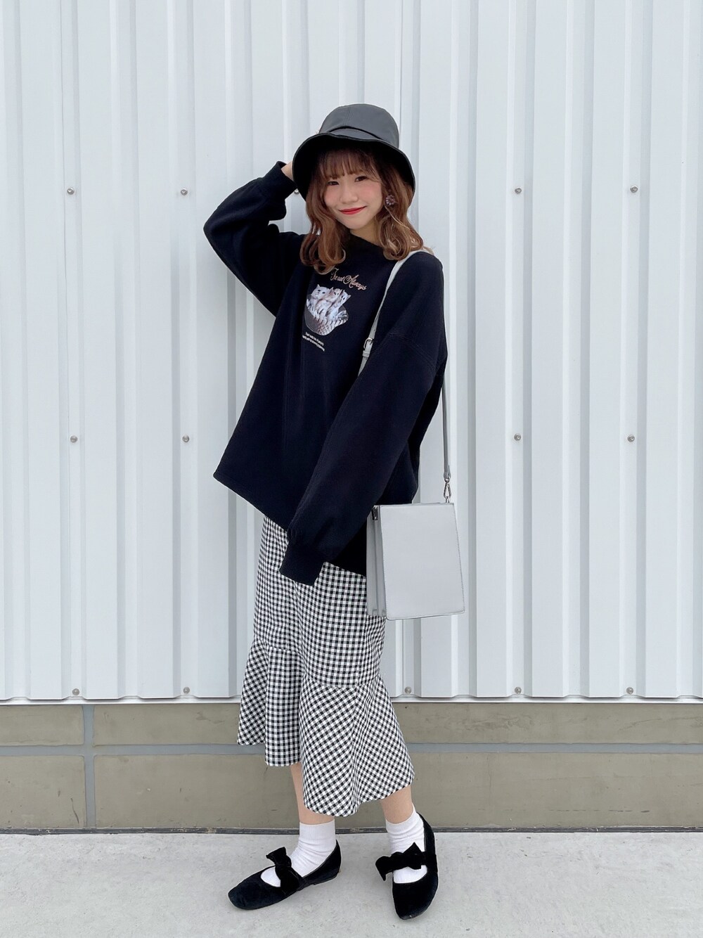 「ナイスクラップ、nice claup、one after another NICE CLAUP、オトナカジュアル、オーバーサイズ、ゆるコーデ、ブラックコーデ、モノトーンコーデ、スウェット、ロングスカート」｜「one after another NICE CLAUPの裏起毛ゆるスウェット（Tシャツ/カットソー、ブラック系）」を使った、ま つ ゆ か ◡̈*さん（レディース・167cm）の冬コーディネートの1枚目の写真