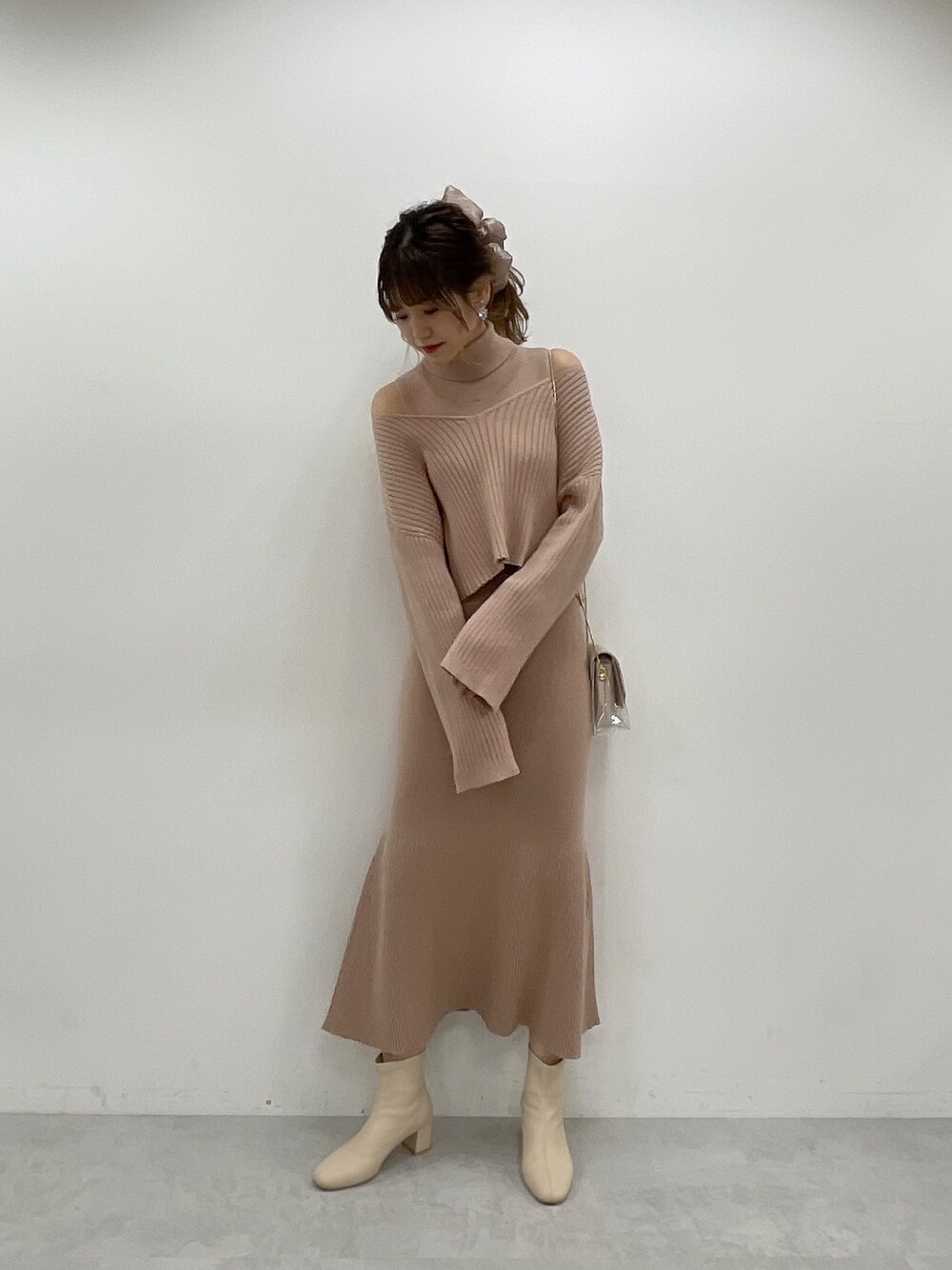 「ナイスクラップ、年末WEAR感謝祭、大人コーデ、秋冬コーデ、ワンピース、デート、クリスマス、くすみカラー、ニットワンピース、ショートブーツ」｜「one after another NICE CLAUPのLadyニットワンピース（ワンピース、ベージュ系）」を使った、ま つ ゆ か ◡̈*さん（レディース・167cm）の冬コーディネートの1枚目の写真