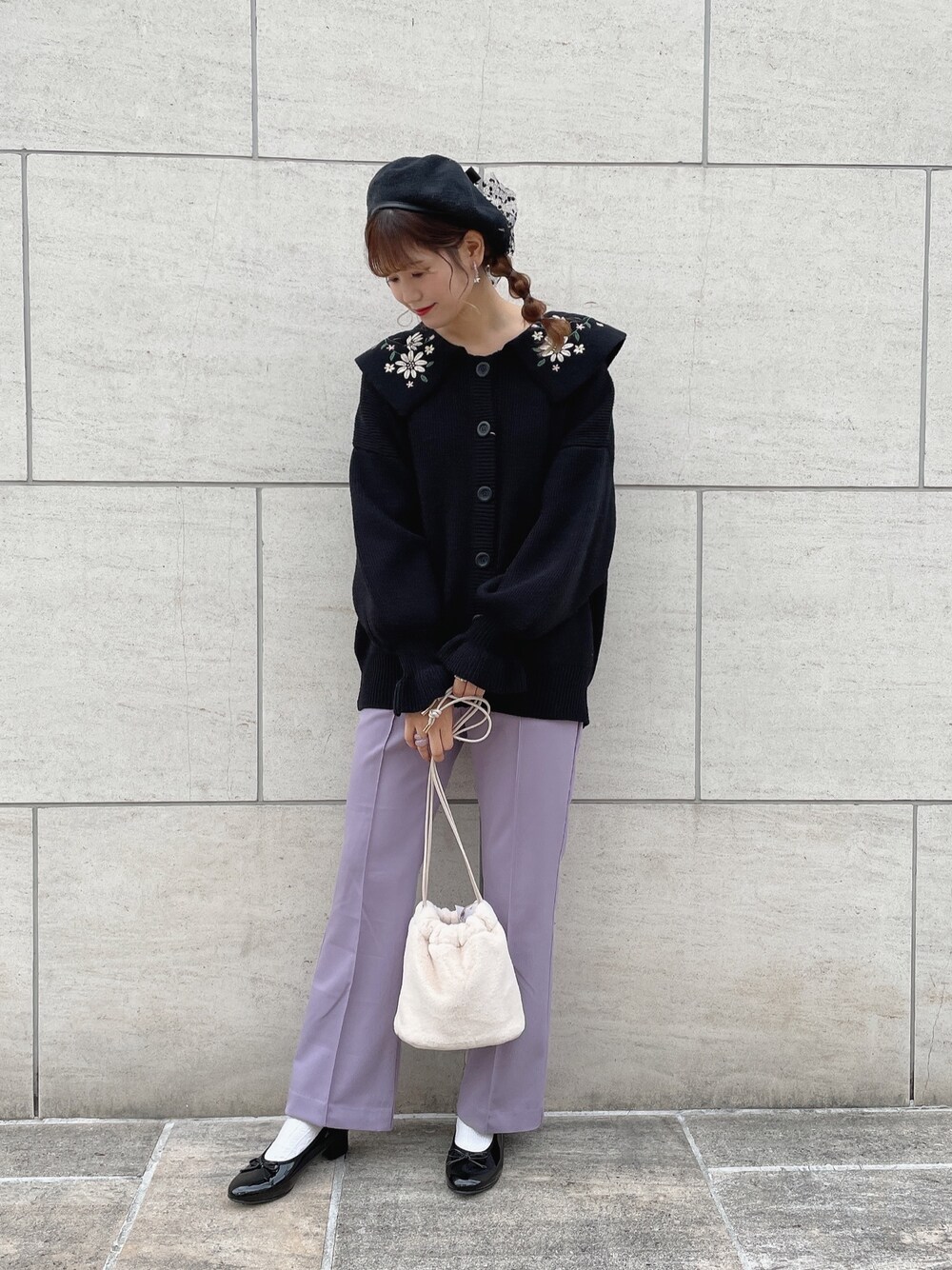 「ナイスクラップ、ブラックコーデ、ニット、刺繍、秋冬コーデ、年末WEAR感謝祭、ニットコーデ、カラーパンツ、バレエシューズ、ベレー帽」｜「one after another NICE CLAUPの襟刺繍ニットカーデ（ニット/セーター、ブラック系）」を使った、ま つ ゆ か ◡̈*さん（レディース・167cm）の冬コーディネートの1枚目の写真