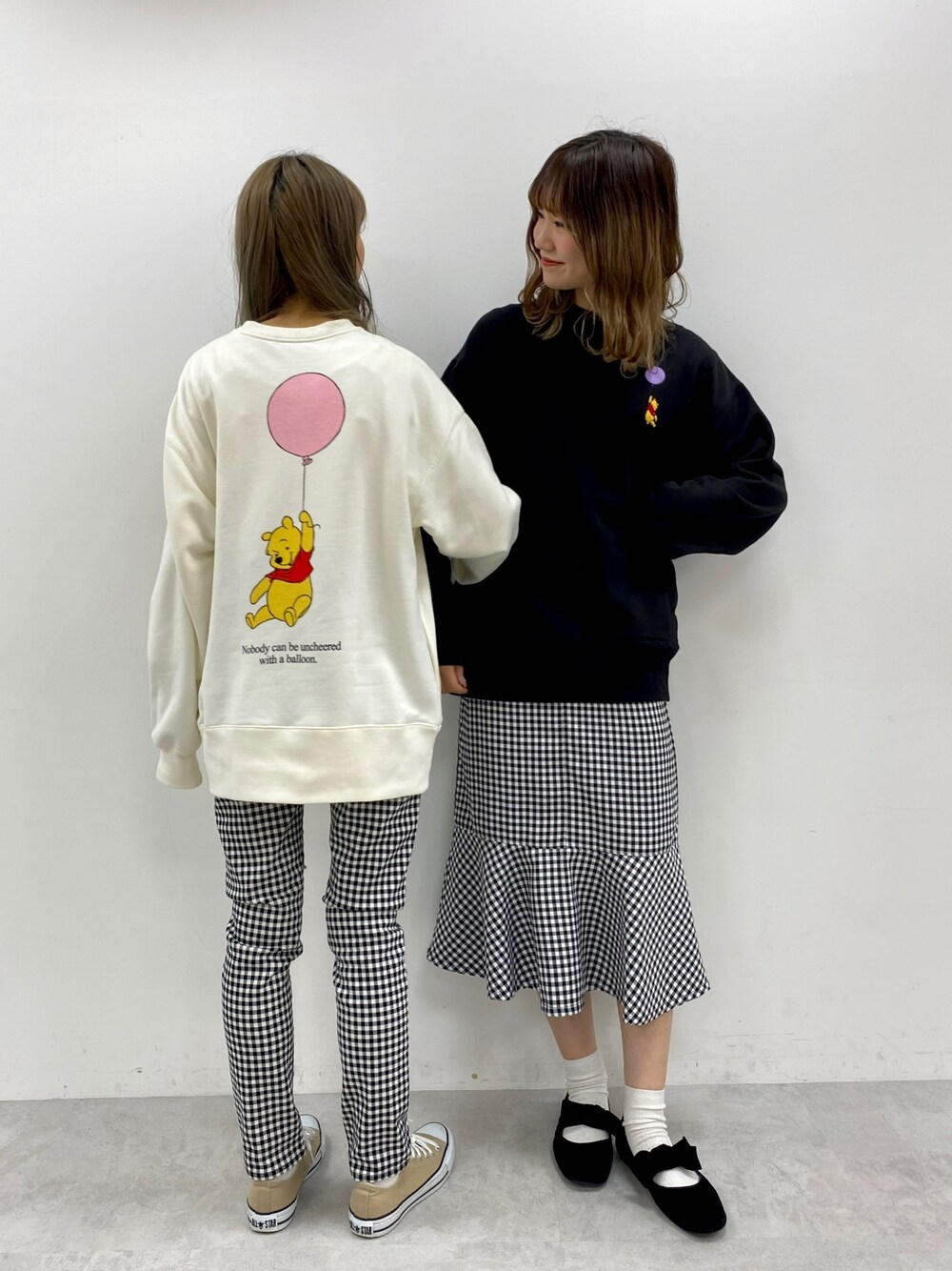 「ナイスクラップ、ディズニー、ディズニーコーデ、プーさんコーデ、スウェット、ゆるコーデ、リンクコーデ、双子コーデ、おそろいコーデ、モノトーン」｜「one after another NICE CLAUPのくまのプーさん／ゆるスエット（Tシャツ/カットソー、ホワイト系）」を使った、ま つ ゆ か ◡̈*さん（レディース・167cm）の冬コーディネートの1枚目の写真