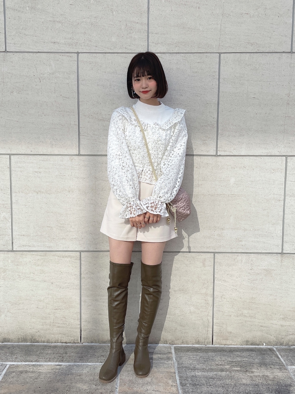 「ナイスクラップ、ショーパン、ショートパンツ、ホワイトコーデ、オールホワイト、ロングブーツ、ニーハイブーツ、大人ガーリー、高身長女子、レイヤードスタイル」｜「one after another NICE CLAUPのマーガレット刺繍オーガンブラウスセット（シャツ/ブラウス、ホワイト系）」を使った、ま つ ゆ か ◡̈*さん（レディース・167cm）の冬コーディネートの1枚目の写真