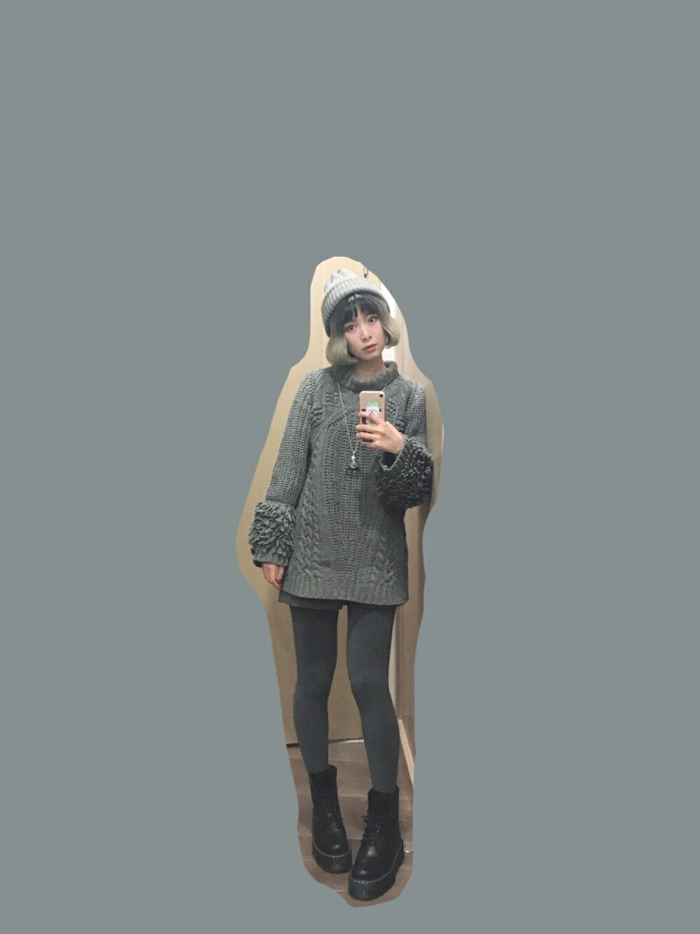 「grey、ootd、coordinate、Dr.Martens、Vivienne Westwood、LOWRYS FARM、ELENDEEK」｜「ELENDEEKのケーブルバードニット（ニット/セーター、グレー系）」を使った、Liiiさん（レディース・160cm）の冬コーディネートの1枚目の写真