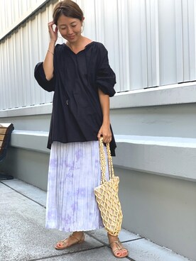 タイダイ柄プリーツスカートを使った人気ファッションコーディネート 