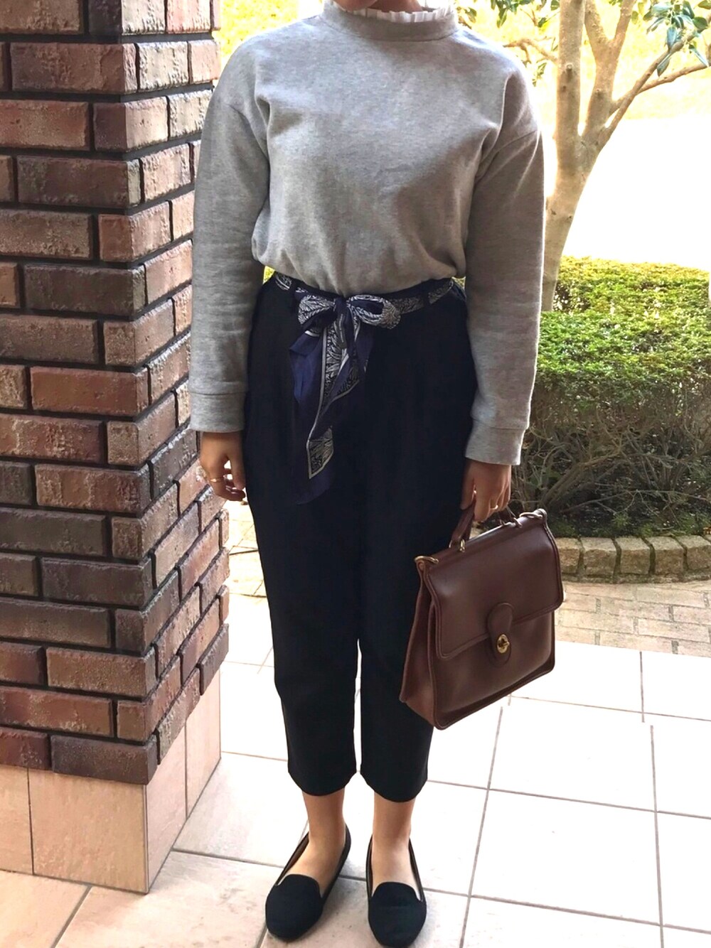 「今日のコーデ、休日コーデ、GU、おさがり、オールドコーチ、ペタンコ靴、プチプラ、スカーフ、MACKINTOSH」｜「LOWRYS FARMのアイテム（その他パンツ、ブラック系）」を使った、okayuさん（レディース・157cm）の冬コーディネートの1枚目の写真