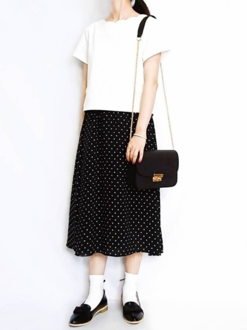 「レトロ、白Tシャツ、GU、ドットスカート、ドット、ドット柄、キレイめ、プチプラ、パンプス、きれいめカジュアル」｜「WomanCollectionのアイテム（ショルダーバッグ、ブラック系）」を使った、葉月さん（レディース・153cm）の夏コーディネートの1枚目の写真