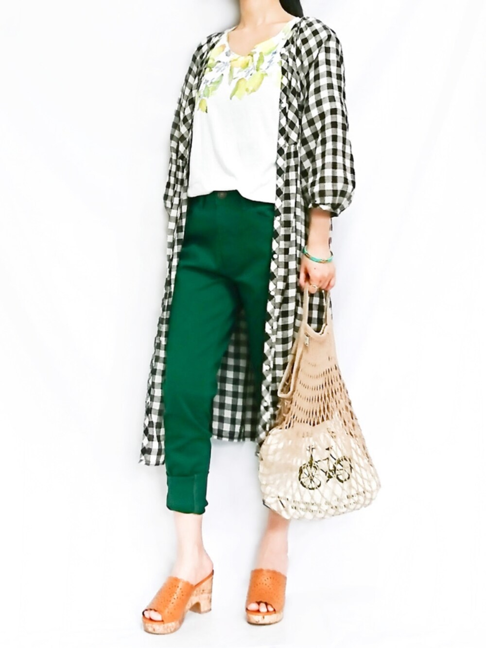 「GU、オトナカジュアル、パンツスタイル、プチプラコーデ、ギンガムチェック、earth music&ecology、earth、ラフ、おしゃれさんと繋がりたい、ロングカーデ」｜「ezakkamania-storesの檸檬柄Tシャツ（Tシャツ/カットソー、ホワイト系）」を使った、葉月さん（レディース・153cm）の秋コーディネートの1枚目の写真