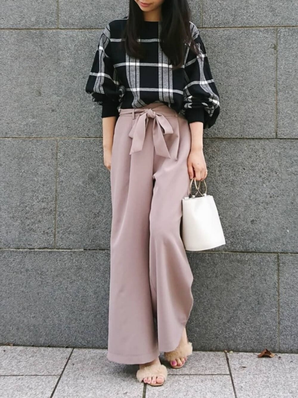 「グレージュパンツ、ワイドパンツ ベージュ、フェイクファーストラップサンダル、プチプラコーデ、153cm、GU、低身長コーデ、バケツ型バッグ、ファーサンダル、チェックシャツ」｜「GUのアイテム（サンダル、ベージュ系）」を使った、葉月さん（レディース・153cm）の秋コーディネートの1枚目の写真